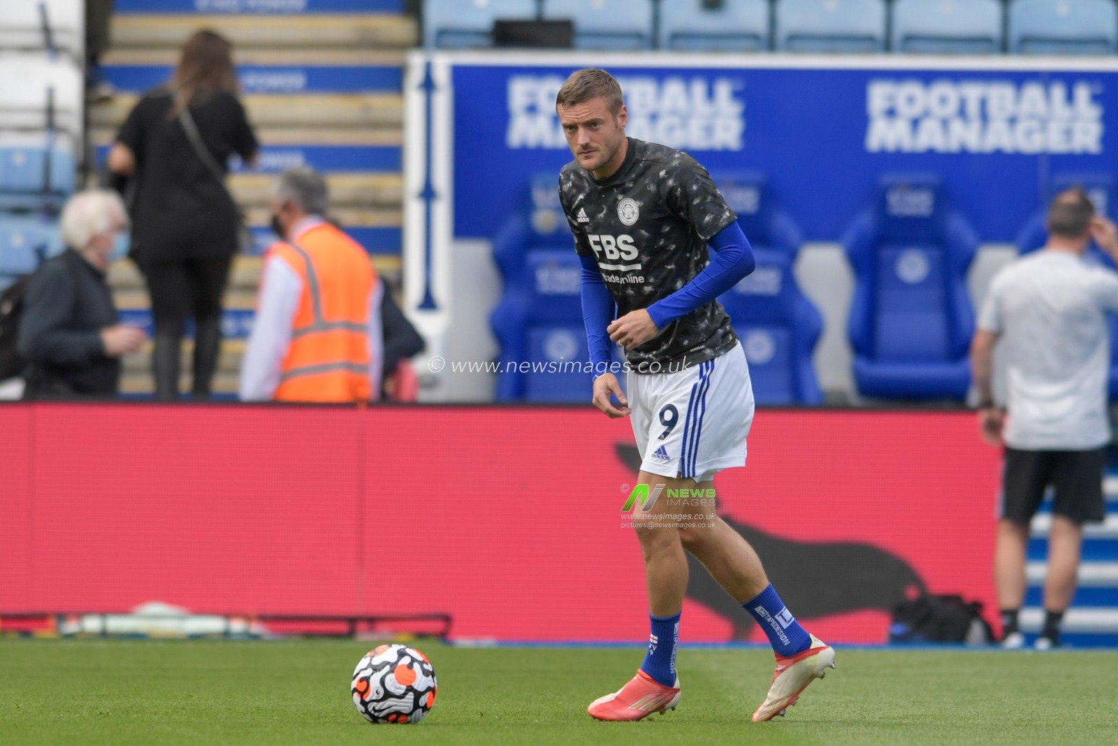 Jamie Vardy #9 of Leicester City warming up before the game