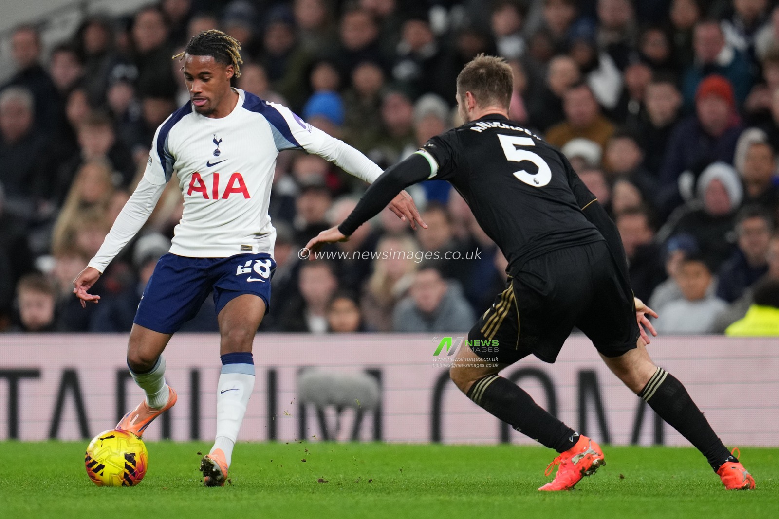 Wilson Odobert of Tottenham Hotspur on the ball during the Premier League match Tottenham Hotspur vs Fulham at Tottenham Hotspur Stadium, London, United Kingdom, 29th November 2025

(Photo by Harvey Murphy/News Images)

*** GER AUT SUI OUT ***