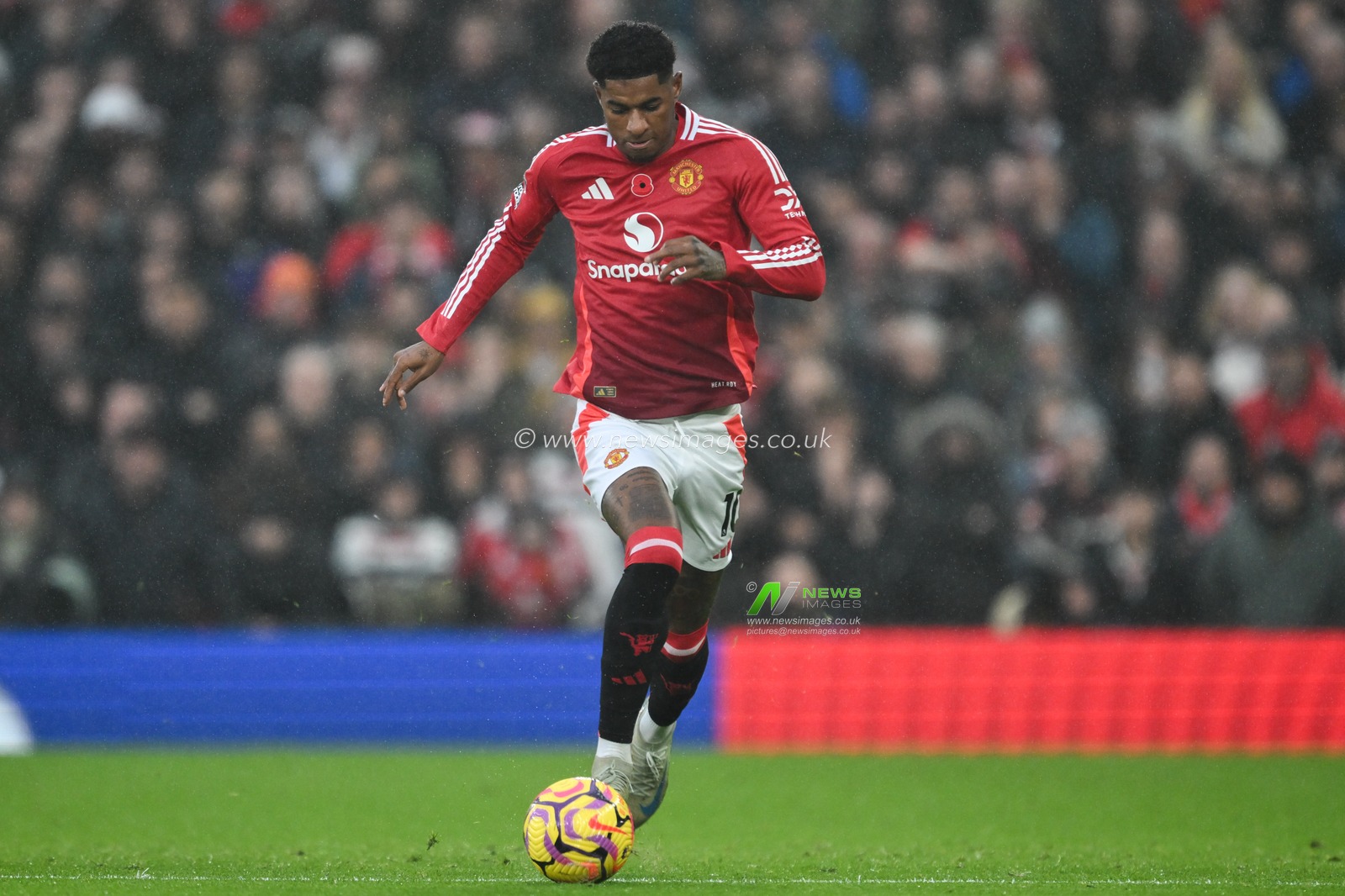 Marcus Rashford of Manchester United goes forward with the ball during the Premier League match Manchester United vs Leicester City at Old Trafford, Manchester, United Kingdom, 10th November 2024

(Photo by Craig Thomas/News Images)