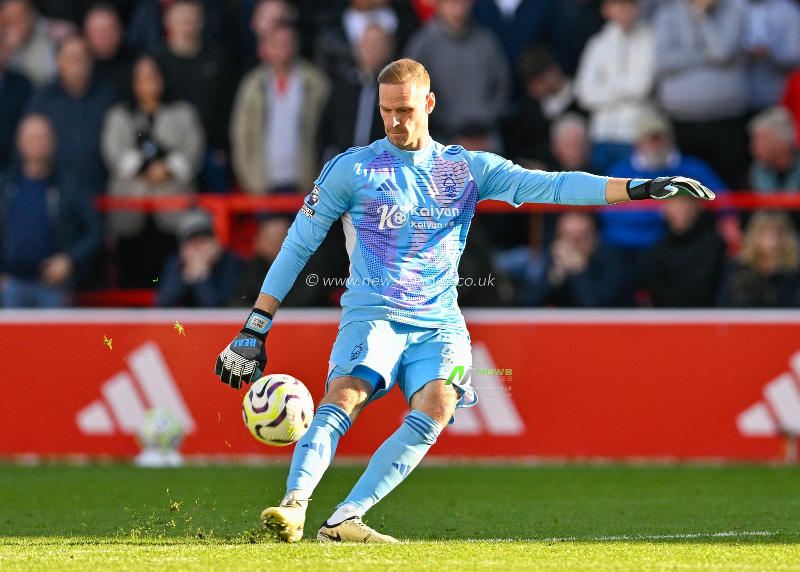 Matz SELS of Nottingham Forrest sting the ball forward during the Premier League match Nottingham Forest vs Fulham at City Ground, Nottingham, United Kingdom, 28th September 2024

(Photo by Mark Dunn/News Images)