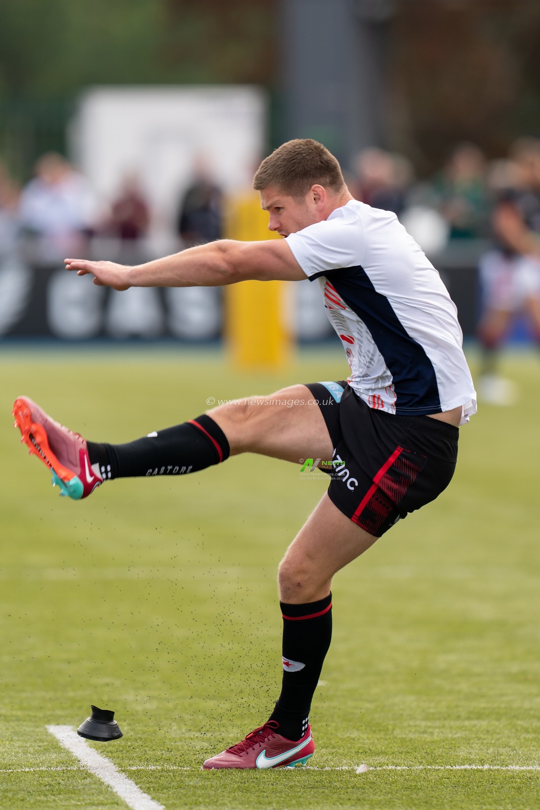Owen Farrell #10 of Saracens warming up prior to the Gallagher Premiership match Saracens vs Leicester Tigers at StoneX Stadium, London, United Kingdom, 1st October 2022

(Photo by Richard Washbrooke/News Images)