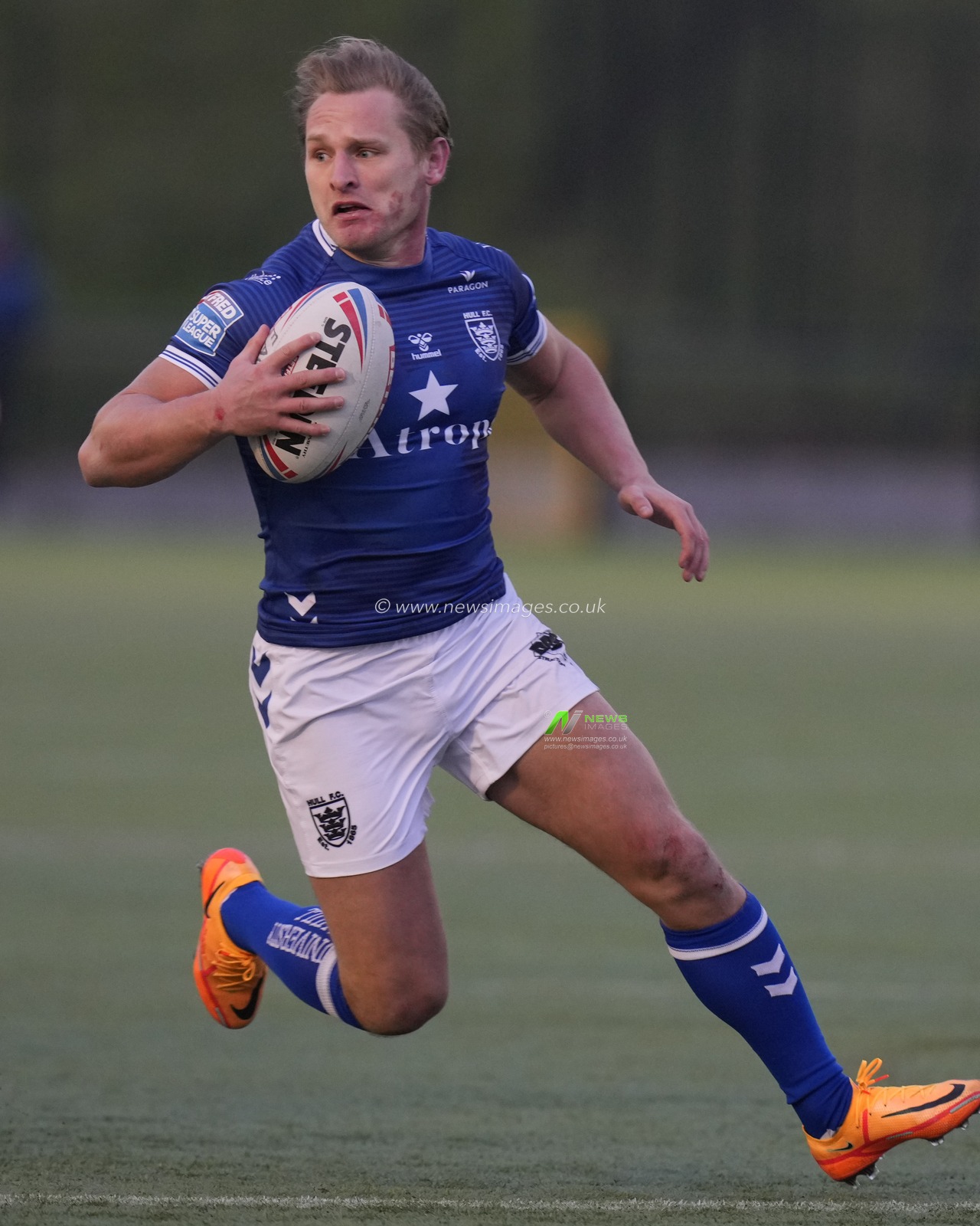 Brad Dwyer #33 of Hull FC makes a break during the Rugby League Pre Season match Sheffield Eagles vs Hull FC at Sheffield Olympic Legacy Park, Sheffield, United Kingdom, 22nd January 2023

(Photo by Steve Flynn/News Images)