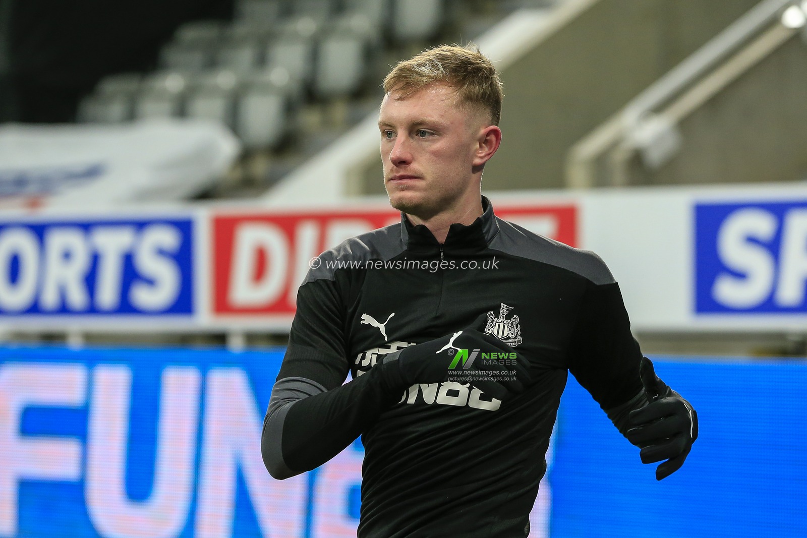 Sean Longstaff #36 of Newcastle United during the pre-game warmup