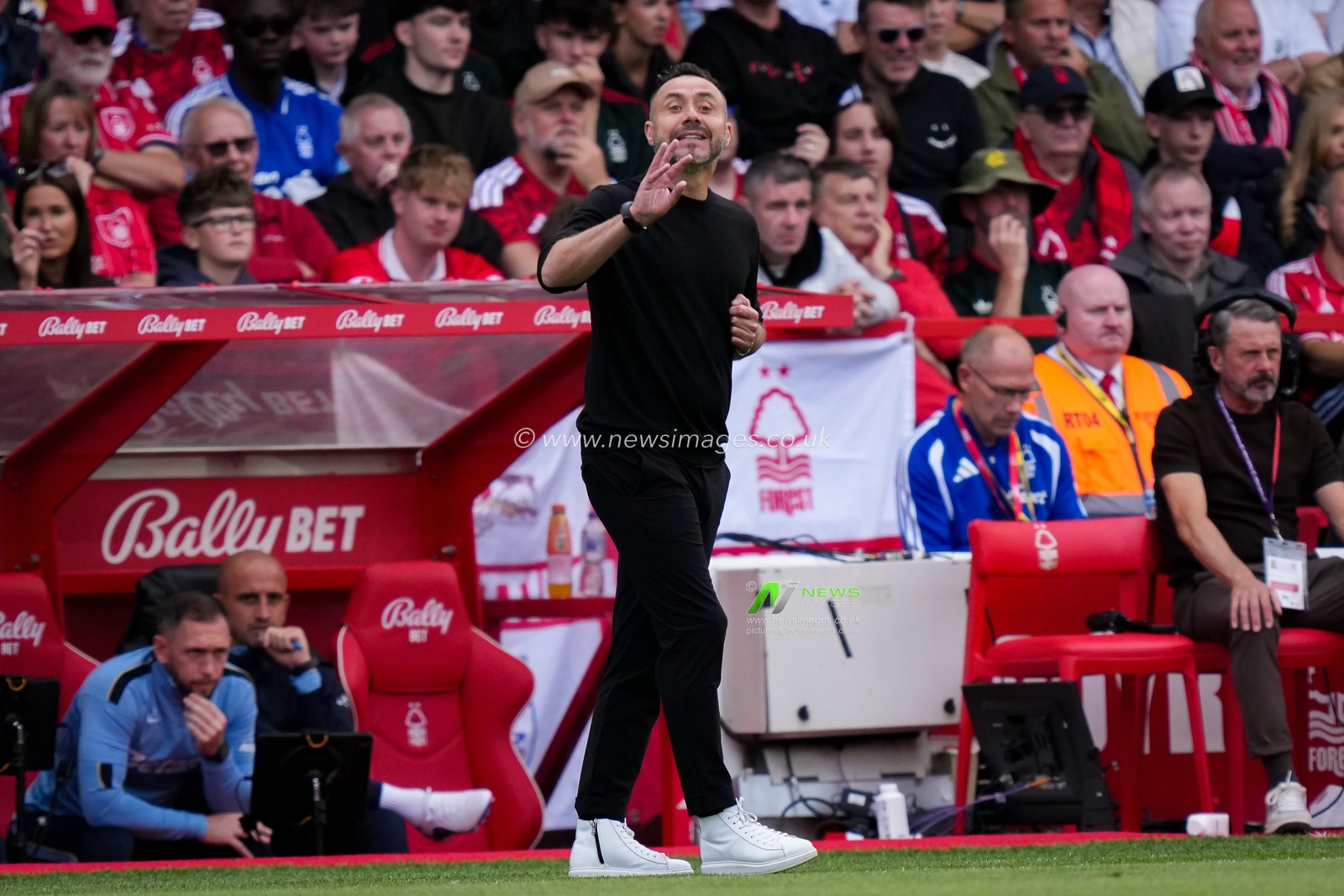 Tottenham Hotspur manager Roberto De Zerbi gives his team instructions  during the Premier League match Nottingham Forest vs Tottenham Hotspur at City Ground, Nottingham, United Kingdom on 05 September 2026

(Photo by Maynard Manyowa/News Images)