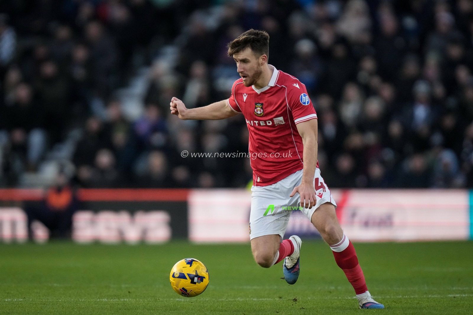 George Thomason of Wrexham makes a run with the ball during the Sky Bet Championship match Derby County vs Wrexham at Pride Park Stadium, Derby, United Kingdom, 4th January 2026

(Photo by Maynard Manyowa/News Images)

*** GER AUT SUI OUT ***