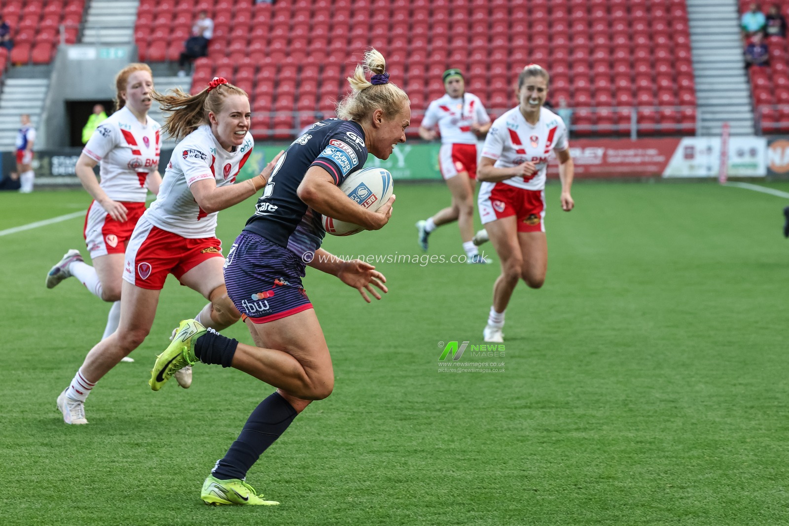 Anna Davies of Wigan Warriors runs in a solo try during the Betfred Women's Super League Round 13 match St Helens Women vs Wigan Warriors Women at Totally Wicked Stadium, St Helens, United Kingdom, 5th September 2025

(Photo by Mark Cosgrove/News Images)