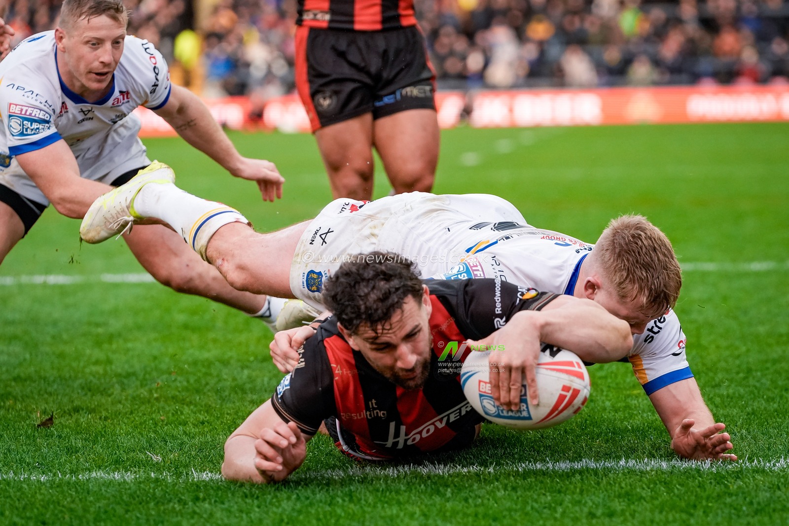 Toby King of Warrington Wolves goes over for a try during the Betfred Super League round 1 match Leeds Rhinos vs Warrington Wolves at AMT Headingley Stadium, Leeds, United Kingdom on 29 March 2026

(Photo by Maynard Manyowa/News Images)