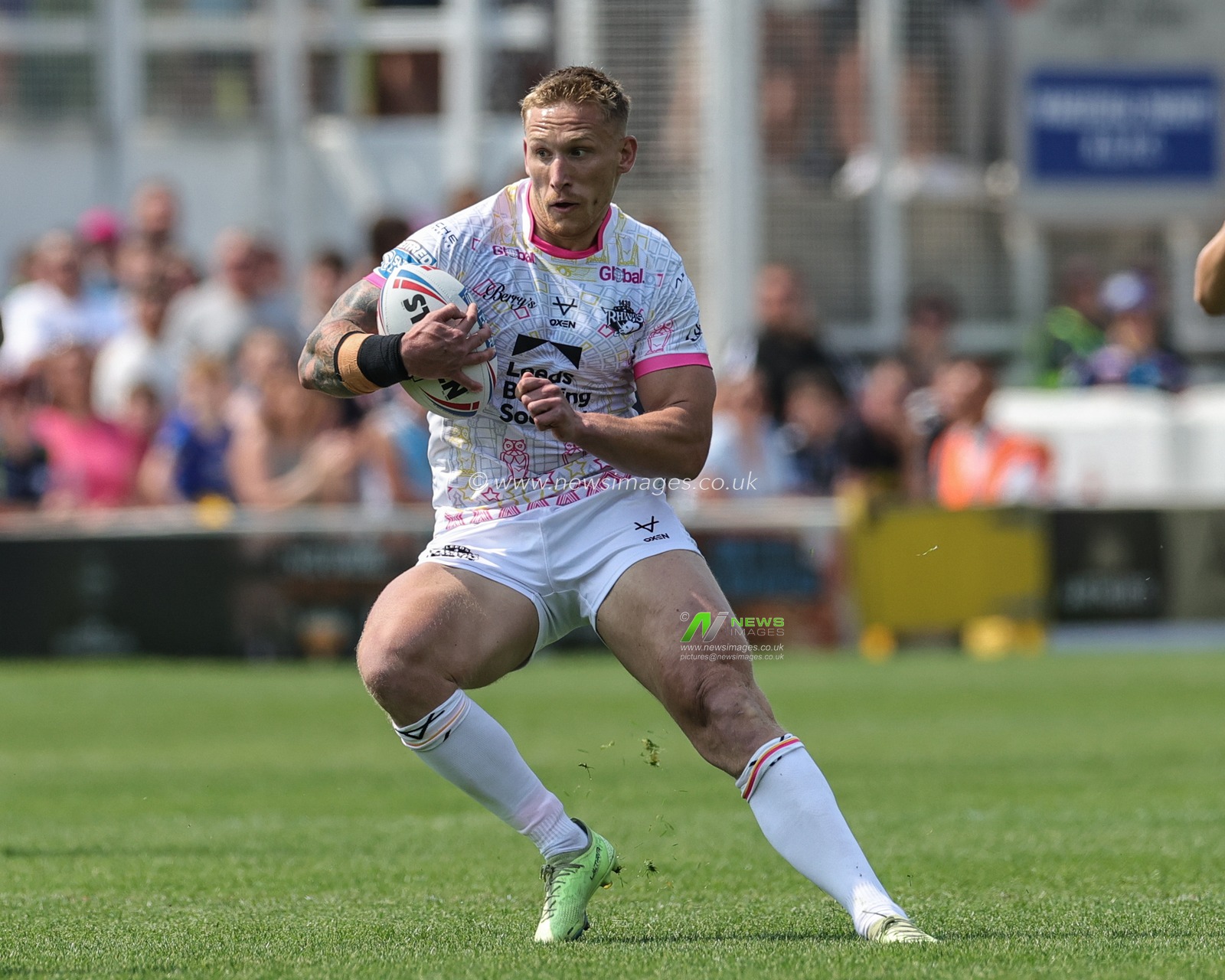 Mikolaj Oledzki #8 of Leeds Rhinos in action during the Betfred Super League Round 15 match Wakefield Trinity vs Leeds Rhinos at The Be Well Support Stadium, Wakefield, United Kingdom, 11th June 2023

(Photo by Mark Cosgrove/News Images)