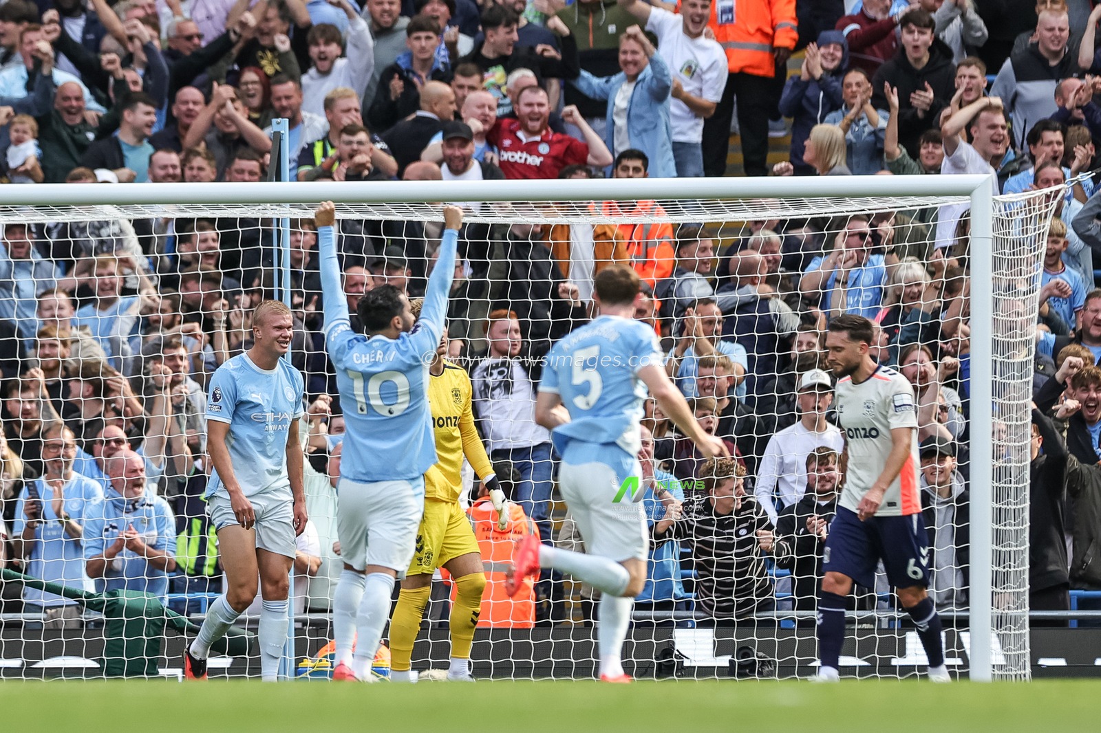 Erling Haaland of Manchester City celebrates his goal to make it 1-0 during the Premier League match Manchester City vs Coventry City at Etihad Stadium, Manchester, United Kingdom on 05 September 2026

(Photo by Mark Cosgrove/News Images)
