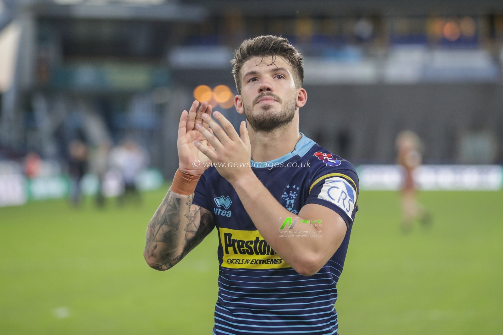21st June 2019 , John Smiths Stadium, Huddersfield, England; Betfred Super League, Round 19, Huddersfield Giants vs Wigan Warriors ; Oliver Gildart (4) of Wigan Warriors applauds the traveling fans 


Credit Mark Cosgrove/News Images