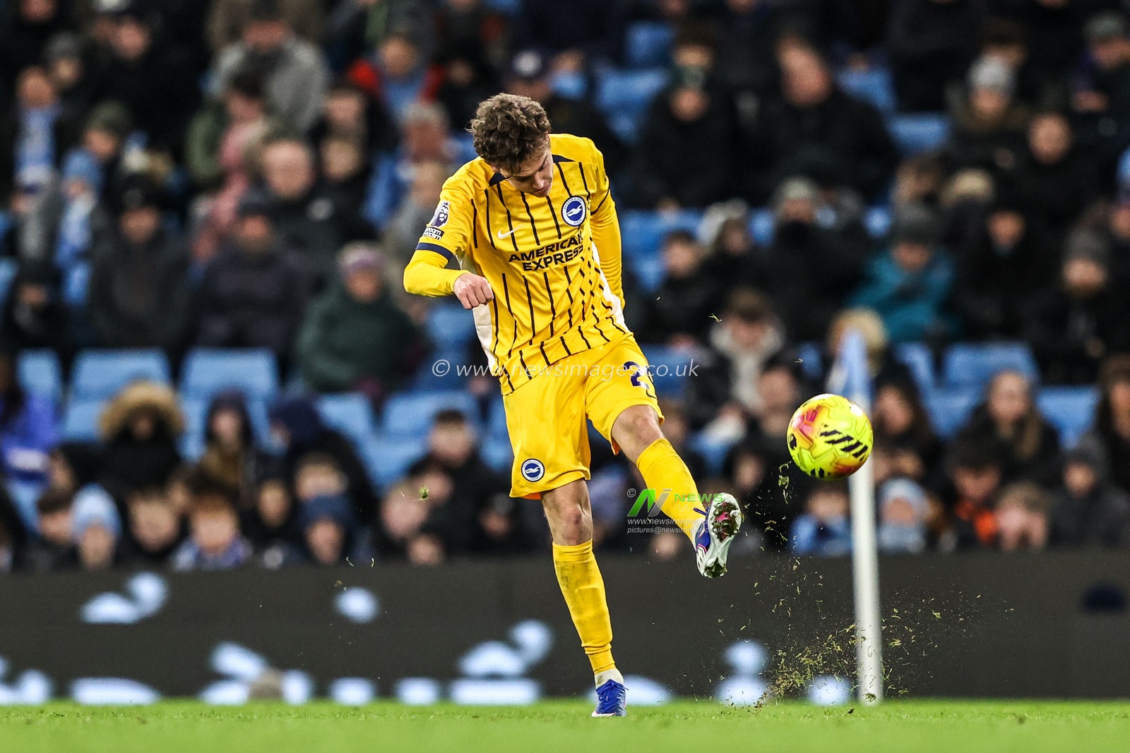 Maxim De Cuyper of Brighton & Hove Albion in action during the Premier League match Manchester City vs Brighton and Hove Albion at Etihad Stadium, Manchester, United Kingdom, 7th January 2026

(Photo by Alfie Cosgrove/News Images)

*** GER AUT SUI OUT ***