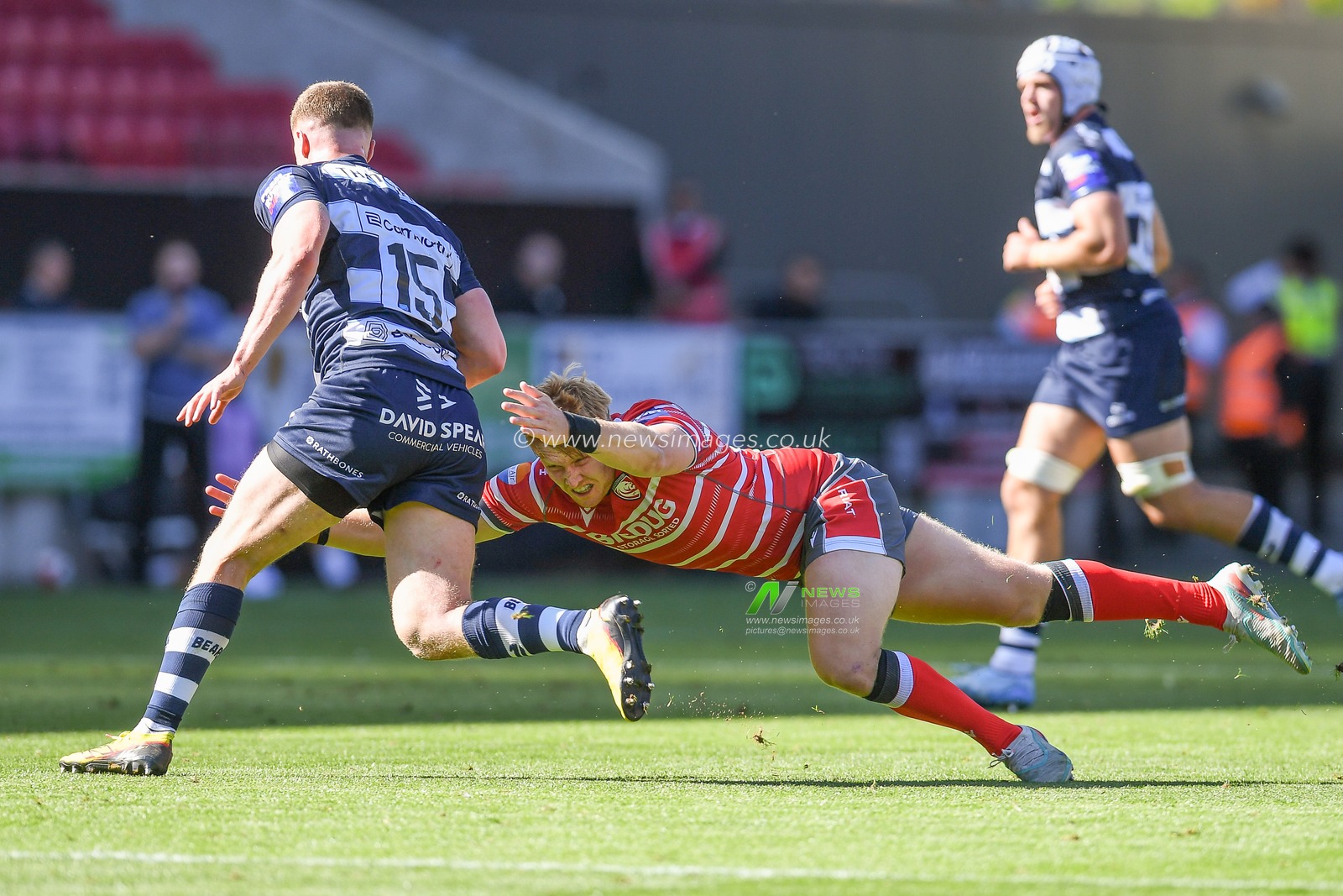 Ben Redshaw of Gloucester Rugby tackles Noah Heward of Bristol Bears during the Prem Rugby Cup match Bristol Bears vs Gloucester at Ashton Gate, Bristol, United Kingdom on 05 September 2026

(Photo by Alex Williamson/News Images)