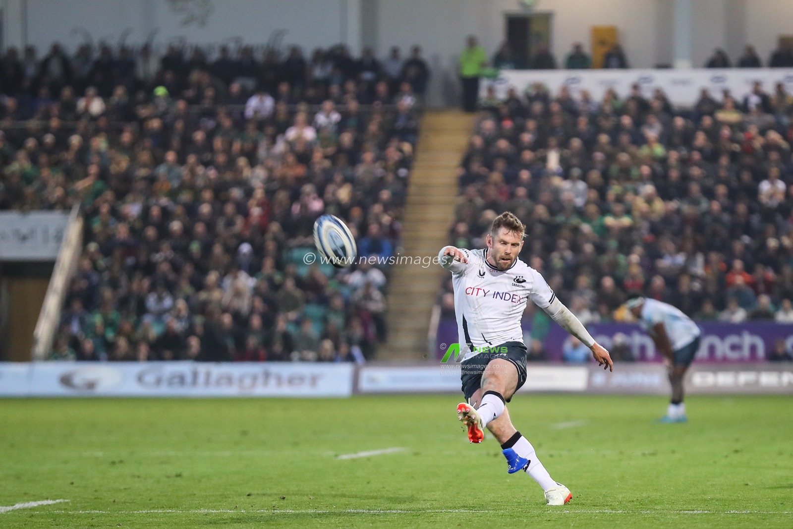 Elliot Daly of Saracens takes the conversion kick and scores to make it 22-20 during the Gallagher Premiership Play-off Semi-final match Northampton Saints vs Saracens at Cinch Stadium at Franklin's Gardens, Northampton, United Kingdom, 31st May 2024

(Photo by Gareth Evans/News Images)