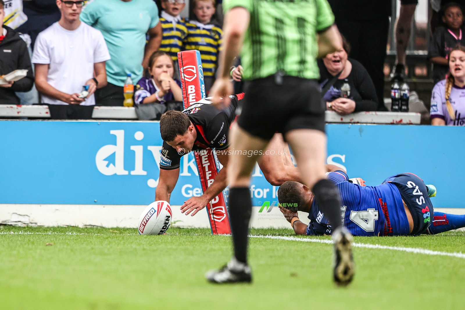 Josh Smith of Warrington Wolves goes over for a try during the Betfred Super League round 26 match Wakefield Trinity vs Warrington Wolves at DIY Kitchens Stadium, Wakefield, United Kingdom on 05 September 2026

(Photo by Alfie Cosgrove/News Images)