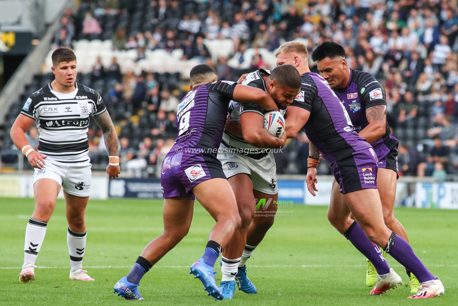 Chris Satae (10) of Hull FC runs at the Leeds defence