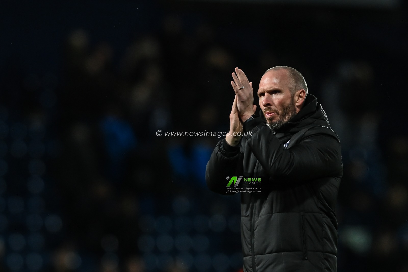 Michael Appleton manager of Blackpool applauds the fans at the end of the Sky Bet Championship match West Bromwich Albion vs Blackpool at The Hawthorns, West Bromwich, United Kingdom, 1st November 2022

(Photo by Craig Thomas/News Images)