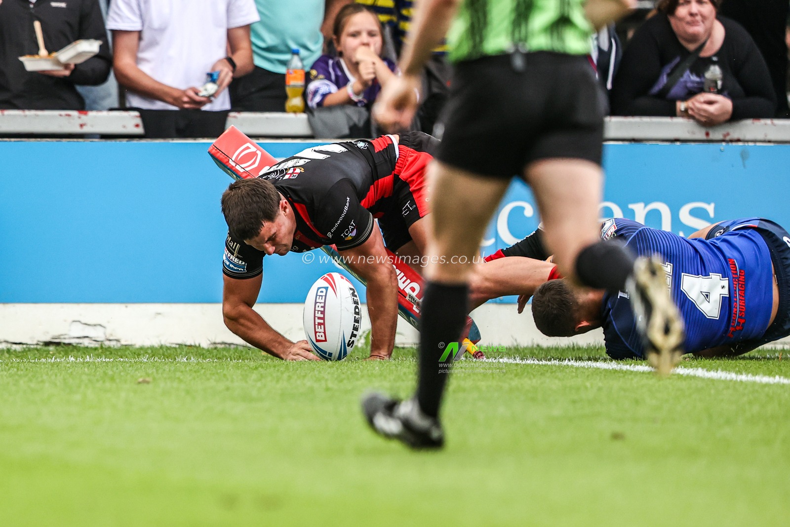 Josh Smith of Warrington Wolves goes over for a try during the Betfred Super League round 26 match Wakefield Trinity vs Warrington Wolves at DIY Kitchens Stadium, Wakefield, United Kingdom on 05 September 2026

(Photo by Alfie Cosgrove/News Images)
