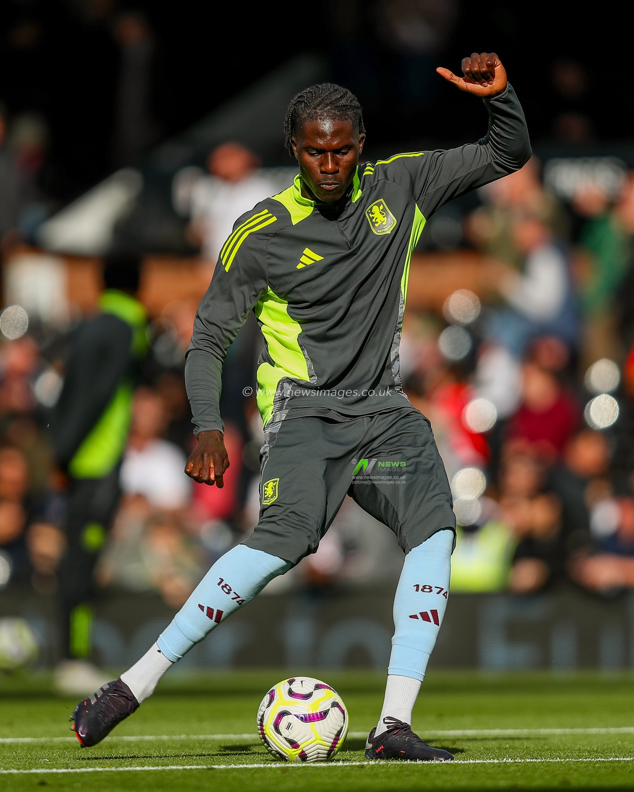 Amadou Onana of Aston Villa warms up prior to the Premier League match Fulham vs Aston Villa at Craven Cottage, London, United Kingdom, 19th October 2024

(Photo by Izzy Poles/News Images)