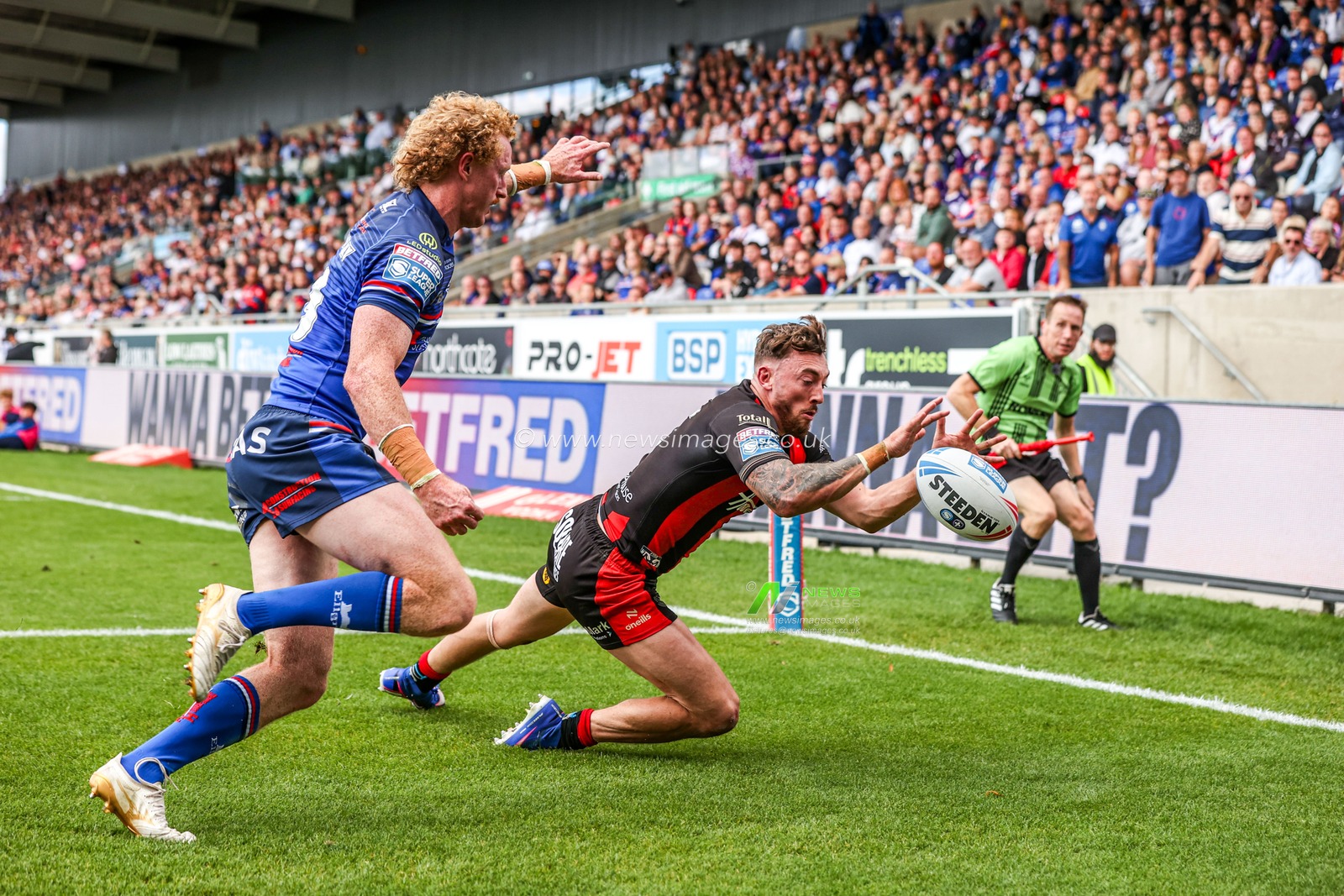 Matty Ashton of Warrington Wolves goes over for a try during the Betfred Super League round 26 match Wakefield Trinity vs Warrington Wolves at DIY Kitchens Stadium, Wakefield, United Kingdom on 05 September 2026

(Photo by Alfie Cosgrove/News Images)
