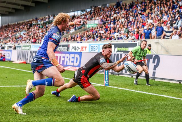 Matty Ashton of Warrington Wolves goes over for a try during the Betfred Super League round 26 match Wakefield Trinity vs Warrington Wolves at DIY Kitchens Stadium, Wakefield, United Kingdom on 05 September 2026

(Photo by Alfie Cosgrove/News Images)