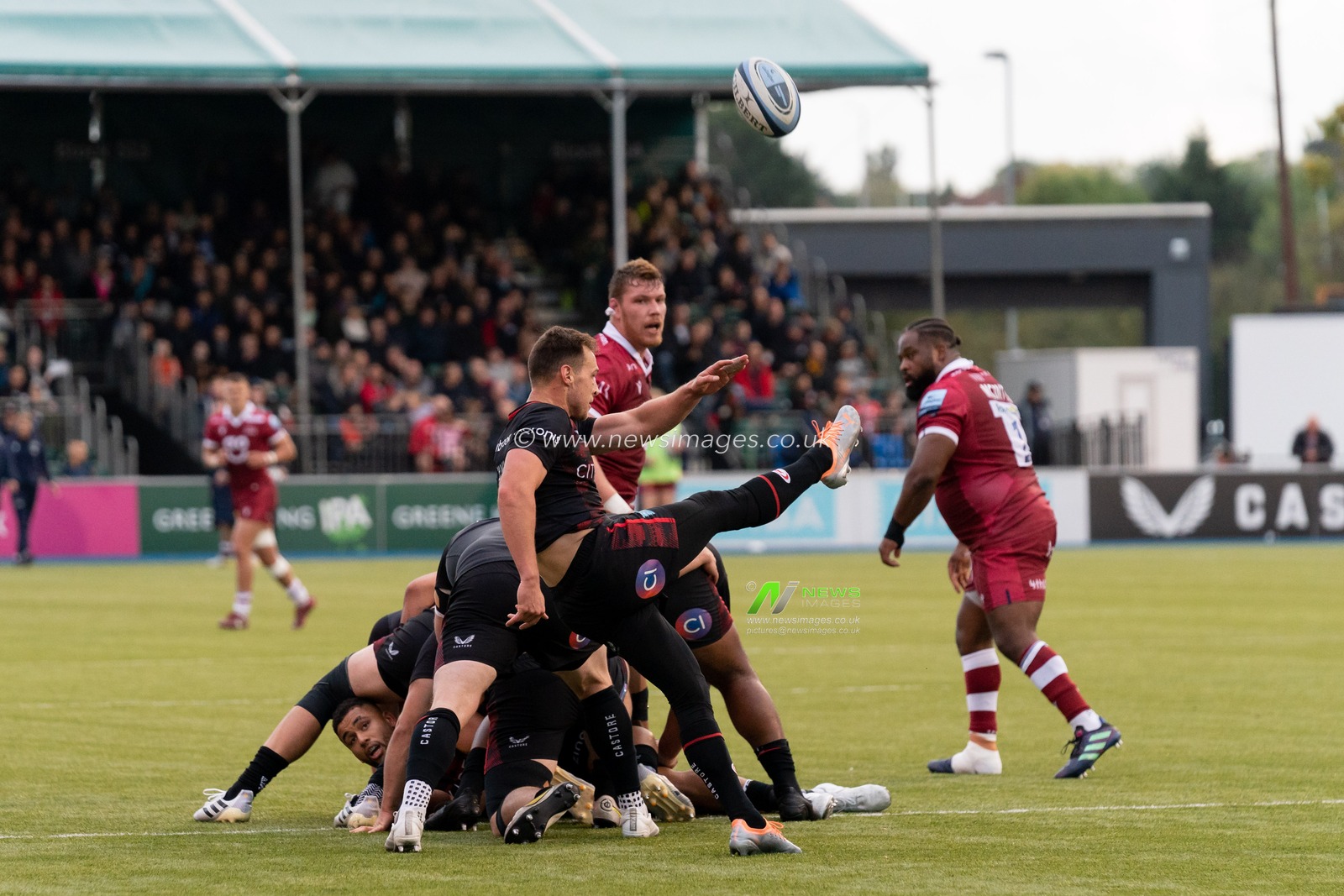 Ivan van Zyl #9 of Saracens clears the ball during the Gallagher Premiership match Saracens vs Sale Sharks at StoneX Stadium, London, United Kingdom, 30th October 2022

(Photo by Richard Washbrooke/News Images)