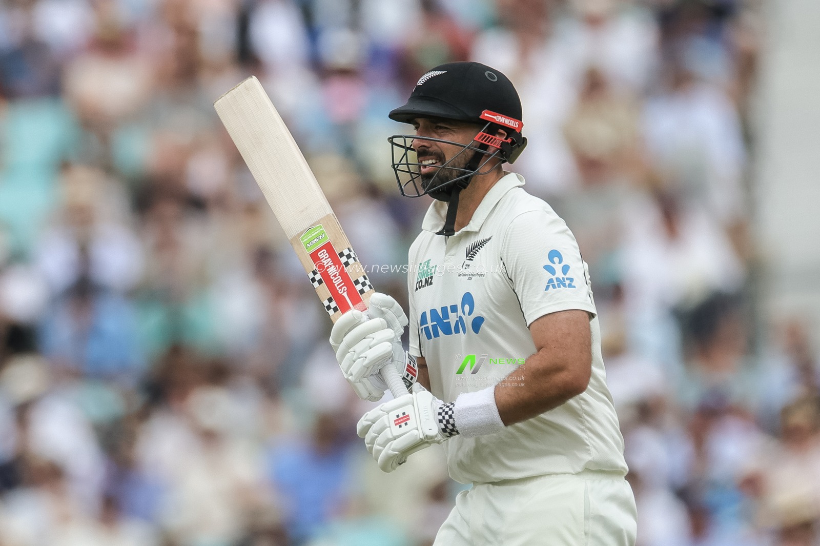 Daryl Mitchell of New Zealand celebrates a half century  during the 2nd Rothesay Test Match Day 4 match England vs New Zealand at The Kia Oval, London, United Kingdom on 20 June 2026

(Photo by Mark Cosgrove/News Images)