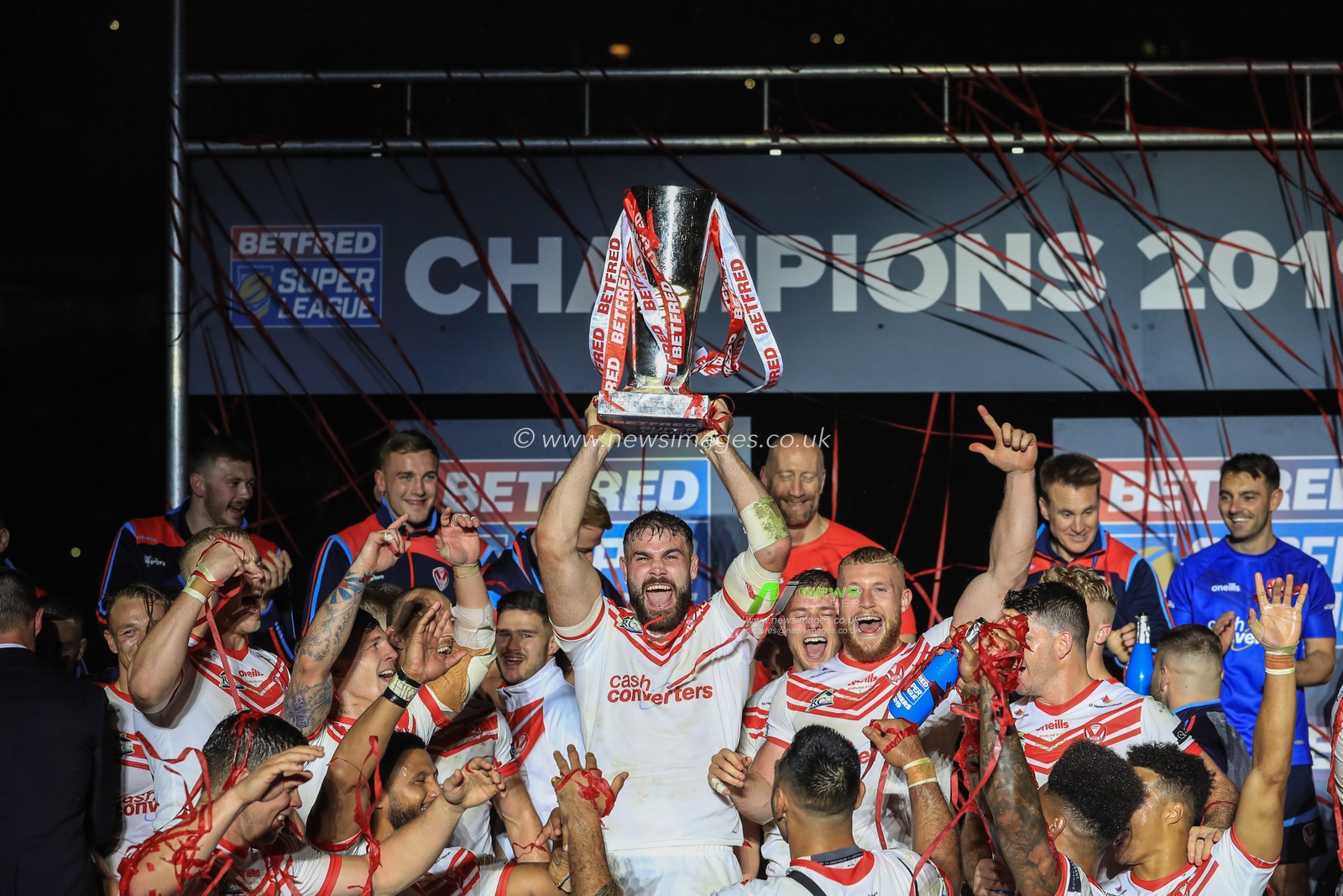 12th October 2019, Old Trafford, Manchester, England; The Grand Final 2019, Saint Helens v Salford Red Devils : Alex Walmsley (8) of St Helens lifts the Grand final trophy 

Credit: Mark Cosgrove/News Images