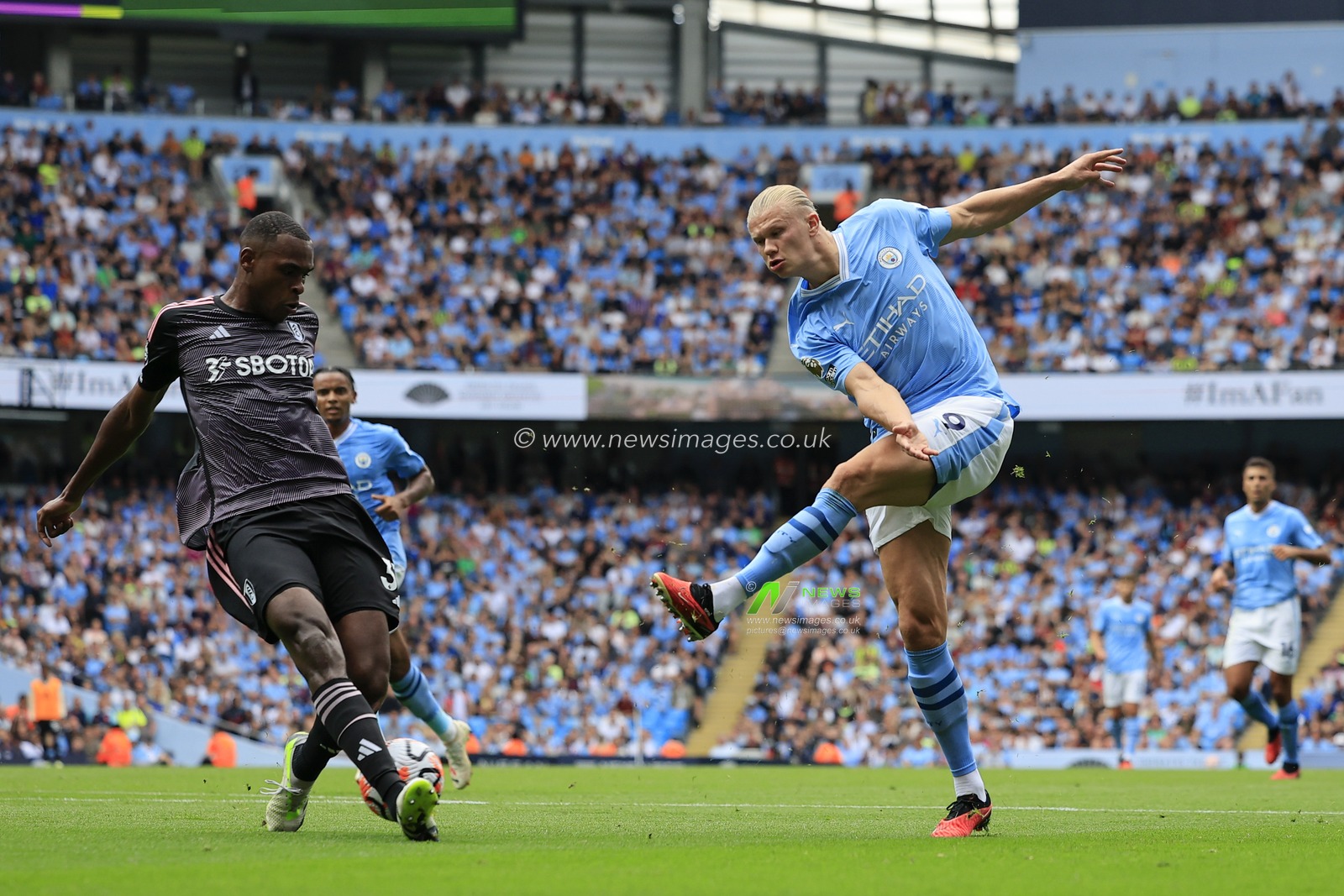 Erling Haaland #9 of Manchester City has a shot on goal during the Premier League match Manchester City vs Fulham at Etihad Stadium, Manchester, United Kingdom, 2nd September 2023

(Photo by Conor Molloy/News Images)