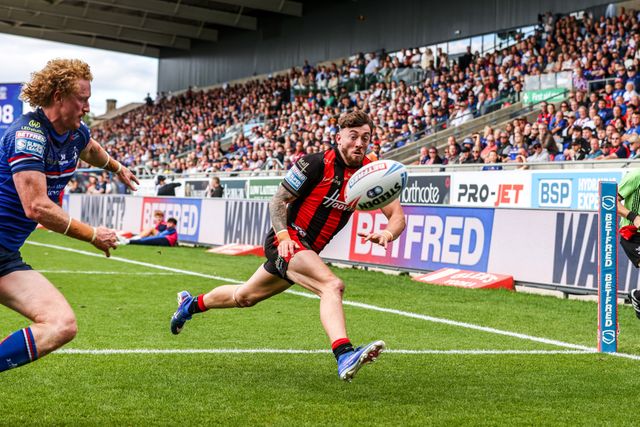Matty Ashton of Warrington Wolves goes over for a try during the Betfred Super League round 26 match Wakefield Trinity vs Warrington Wolves at DIY Kitchens Stadium, Wakefield, United Kingdom on 05 September 2026

(Photo by Alfie Cosgrove/News Images)