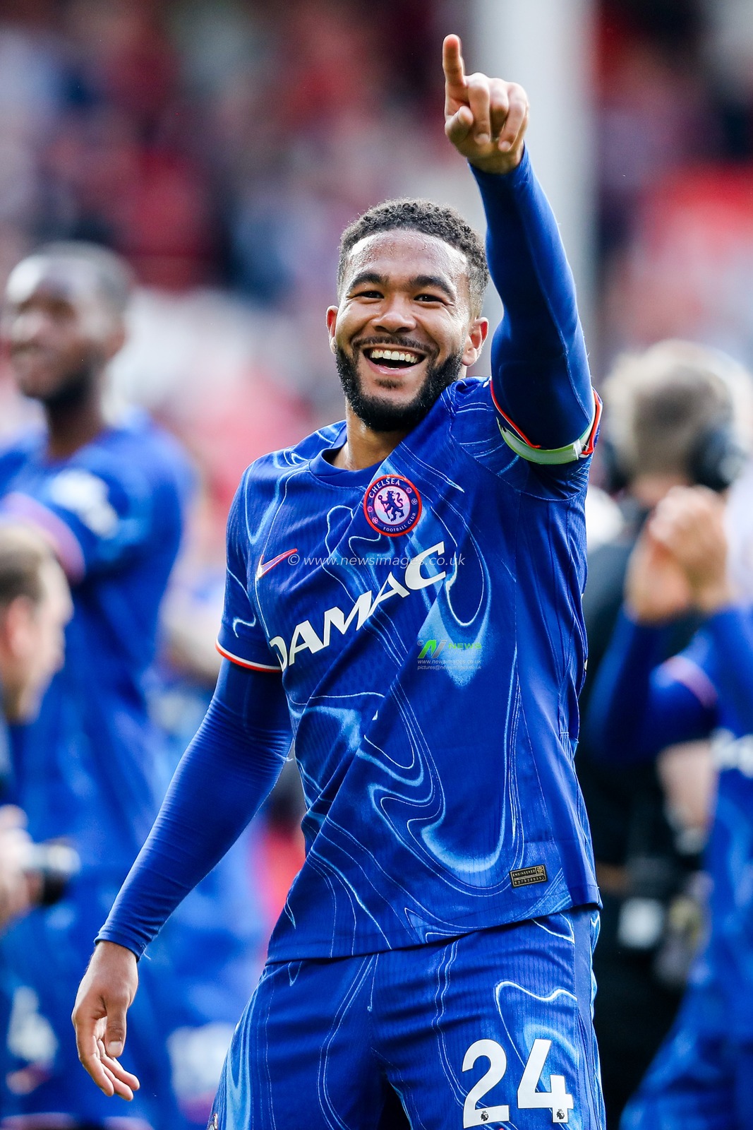 Chelsea celebrate their Champions League place after the teams victory following the Premier League match Nottingham Forest vs Chelsea at City Ground, Nottingham, United Kingdom, 25th May 2025

(Photo by Izzy Poles/News Images)