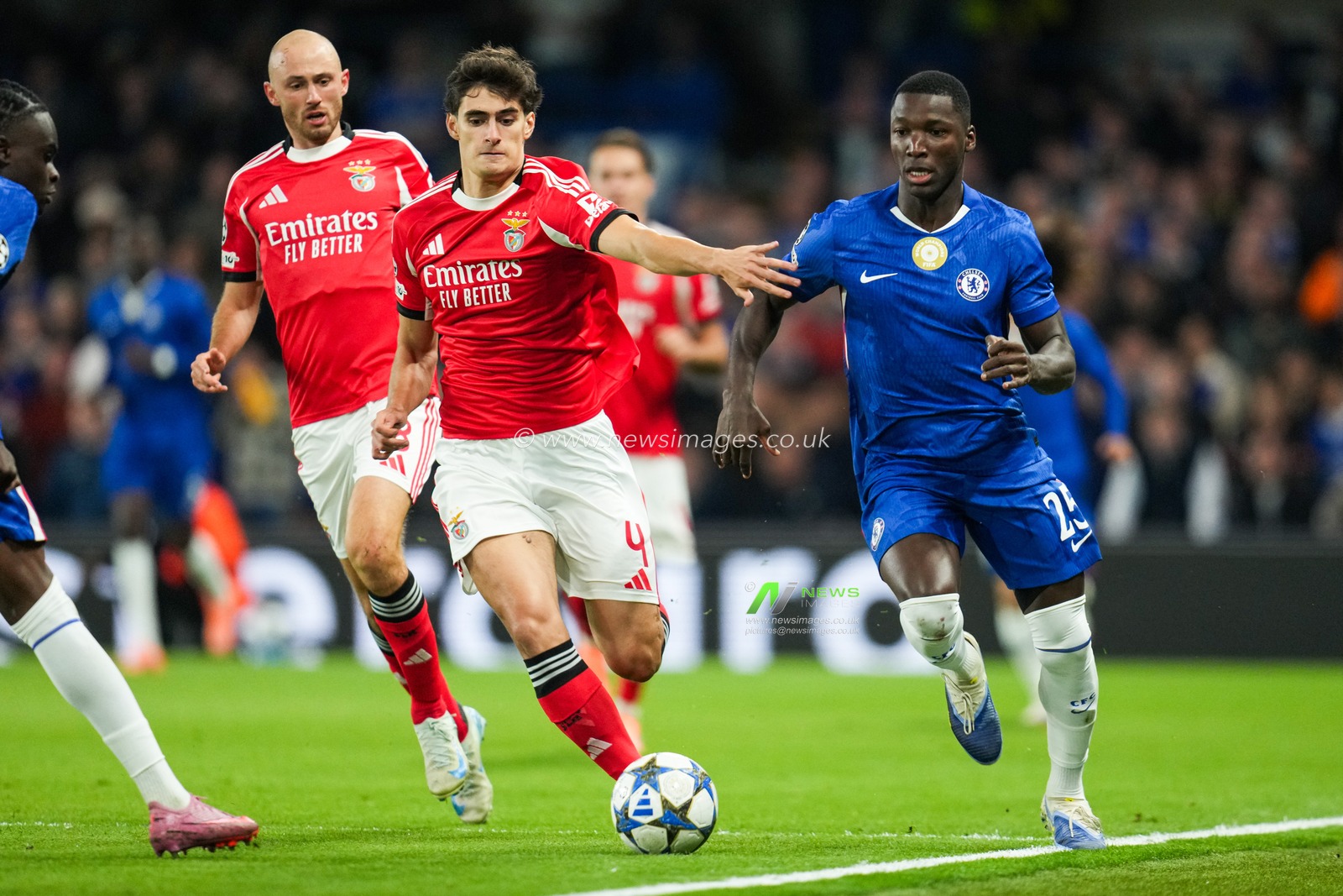 Moisés Caicedo of Chelsea and Antonio Silva of Benfica battle during the UEFA Champions League match Chelsea vs Benfica at Stamford Bridge, London, United Kingdom, 30th September 2025

(Photo by Harvey Murphy/News Images)