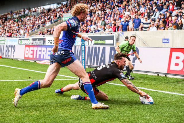 Matty Ashton of Warrington Wolves goes over for a try during the Betfred Super League round 26 match Wakefield Trinity vs Warrington Wolves at DIY Kitchens Stadium, Wakefield, United Kingdom on 05 September 2026

(Photo by Alfie Cosgrove/News Images)