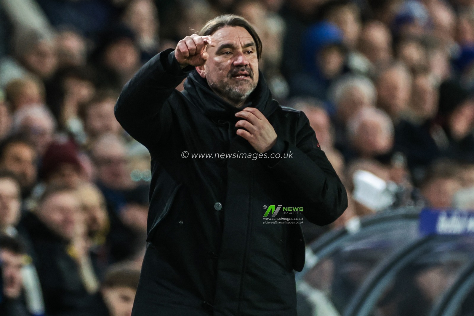 Daniel Farke manager of Leeds United gives his team instructions during the Premier League match Leeds United vs Sunderland at Elland Road, Leeds, United Kingdom on 03 March 2026

(Photo by Mark Cosgrove/News Images)