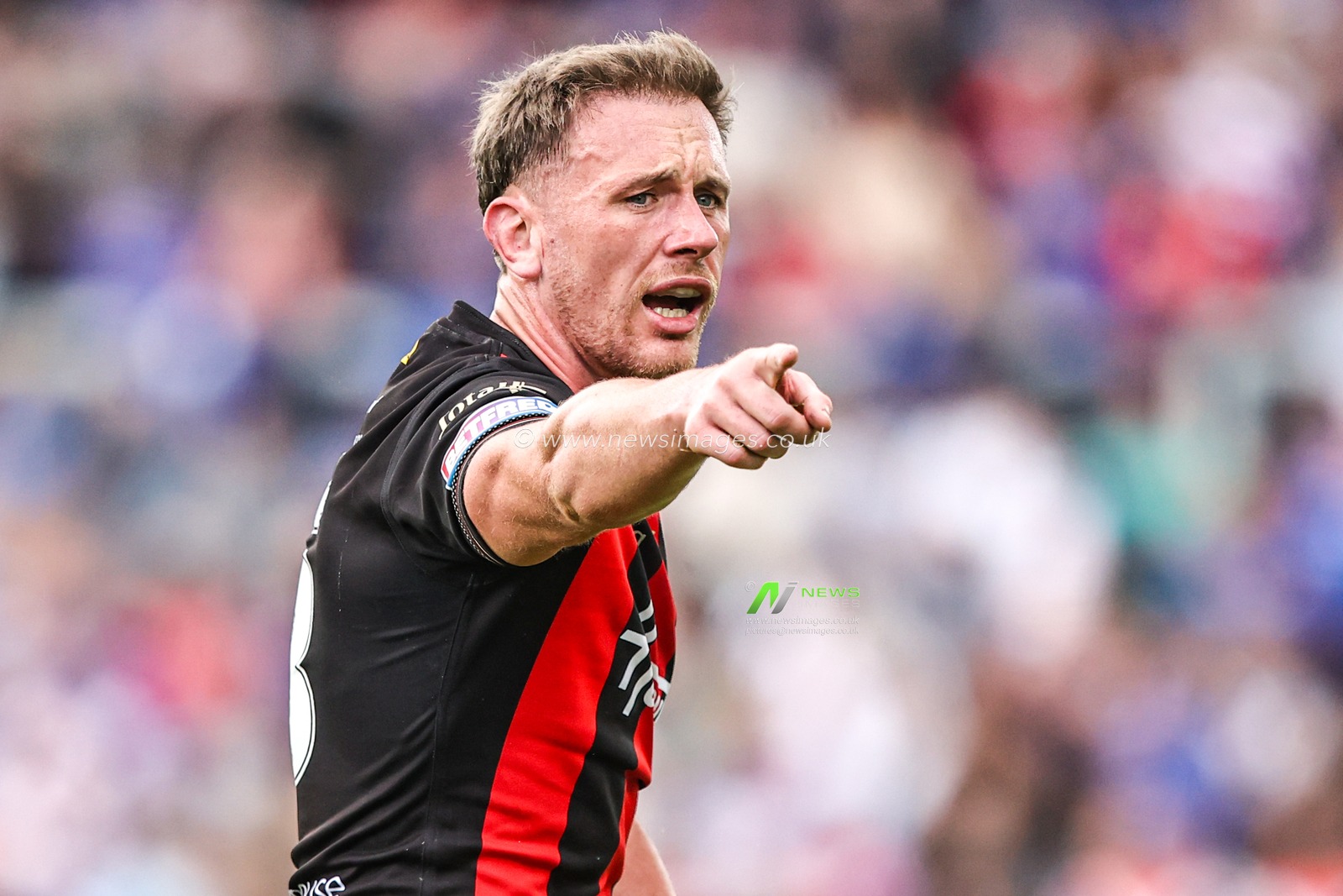 Ben Currie of Warrington Wolves gives team mates instructions during the Betfred Super League round 26 match Wakefield Trinity vs Warrington Wolves at DIY Kitchens Stadium, Wakefield, United Kingdom on 05 September 2026

(Photo by Alfie Cosgrove/News Images)