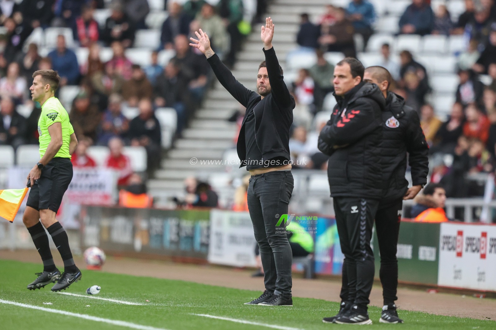 Des Buckingham manager of Oxford gives his team instructions during the Sky Bet Championship match Sunderland vs Oxford United at Stadium Of Light, Sunderland, United Kingdom, 26th October 2024

(Photo by Alfie Cosgrove/News Images)