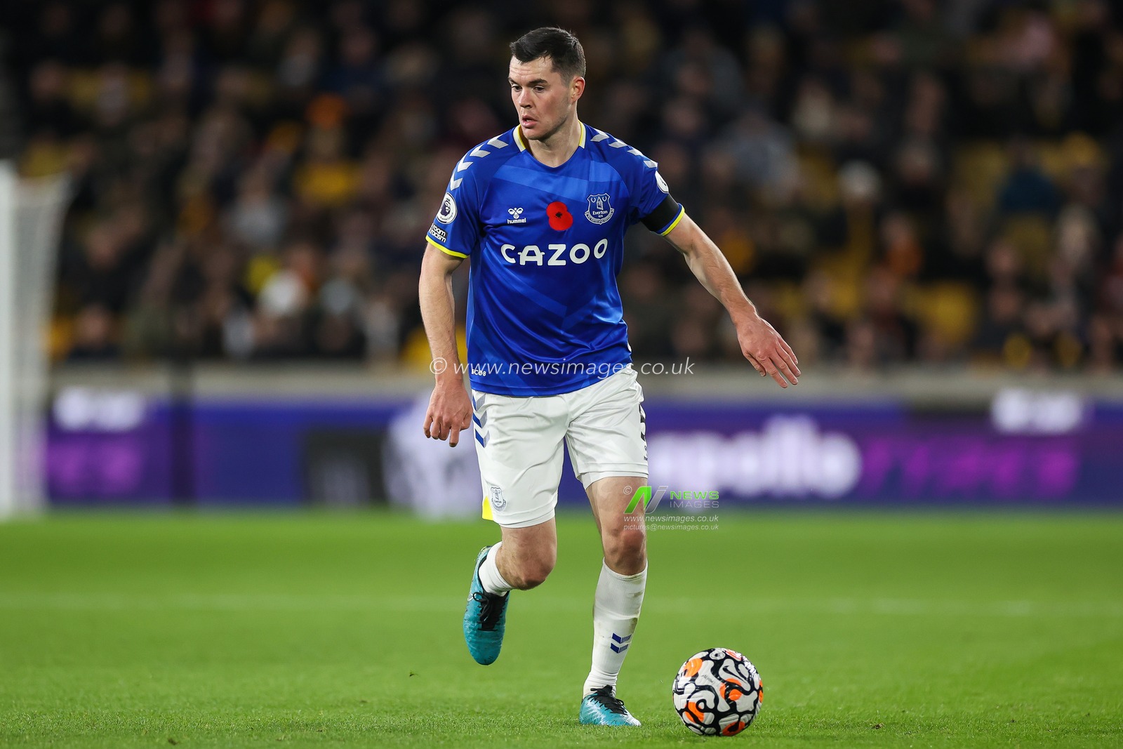 Michael Keane #5 of Everton makes a break with the ball