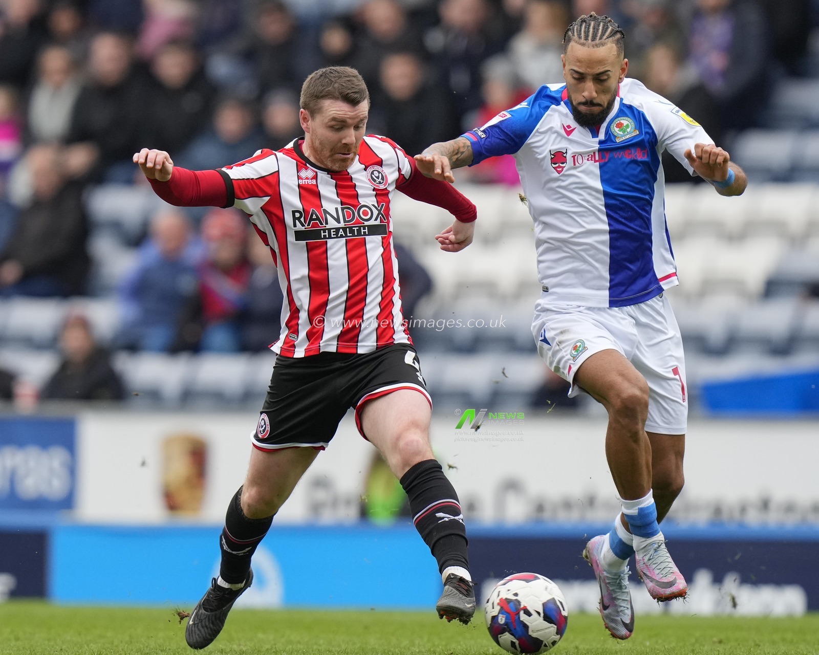 Sorba Thomas #14 of Blackburn Rovers competes for the ball with John Fleck #4 of Sheffield United during the Sky Bet Championship match Blackburn Rovers vs Sheffield United at Ewood Park, Blackburn, United Kingdom, 4th March 2023

(Photo by Steve Flynn/News Images)