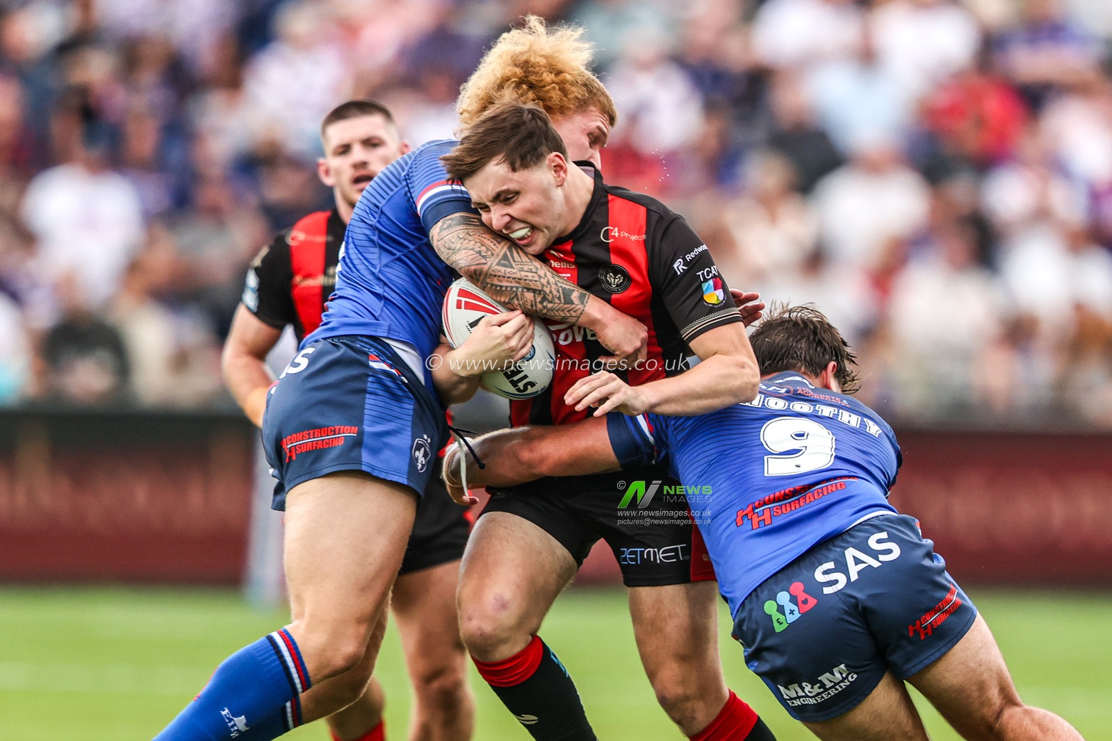 Charlie McKler of Warrington Wolves is tackled by Caius Faatili of Wakefield Trinity and Tyson Smoothy of Wakefield Trinity during the Betfred Super League round 26 match Wakefield Trinity vs Warrington Wolves at DIY Kitchens Stadium, Wakefield, United Kingdom on 05 September 2026

(Photo by Alfie Cosgrove/News Images)