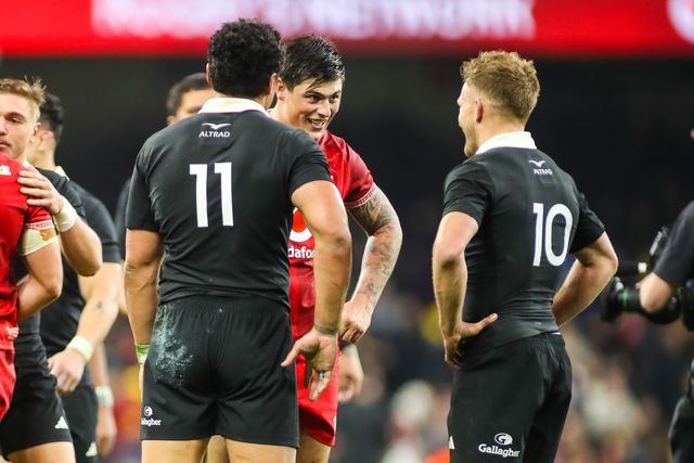 Louis Rees-Zammit of Wales chats to Damian McKenzie and Caleb Clarke of New Zealand during the Quilter Nations Series 2025 match Wales vs New Zealand at Principality Stadium, Cardiff, United Kingdom, 22nd November 2025

(Photo by Andrew Lewis/News Images)

*** GER AUT SUI OUT ***