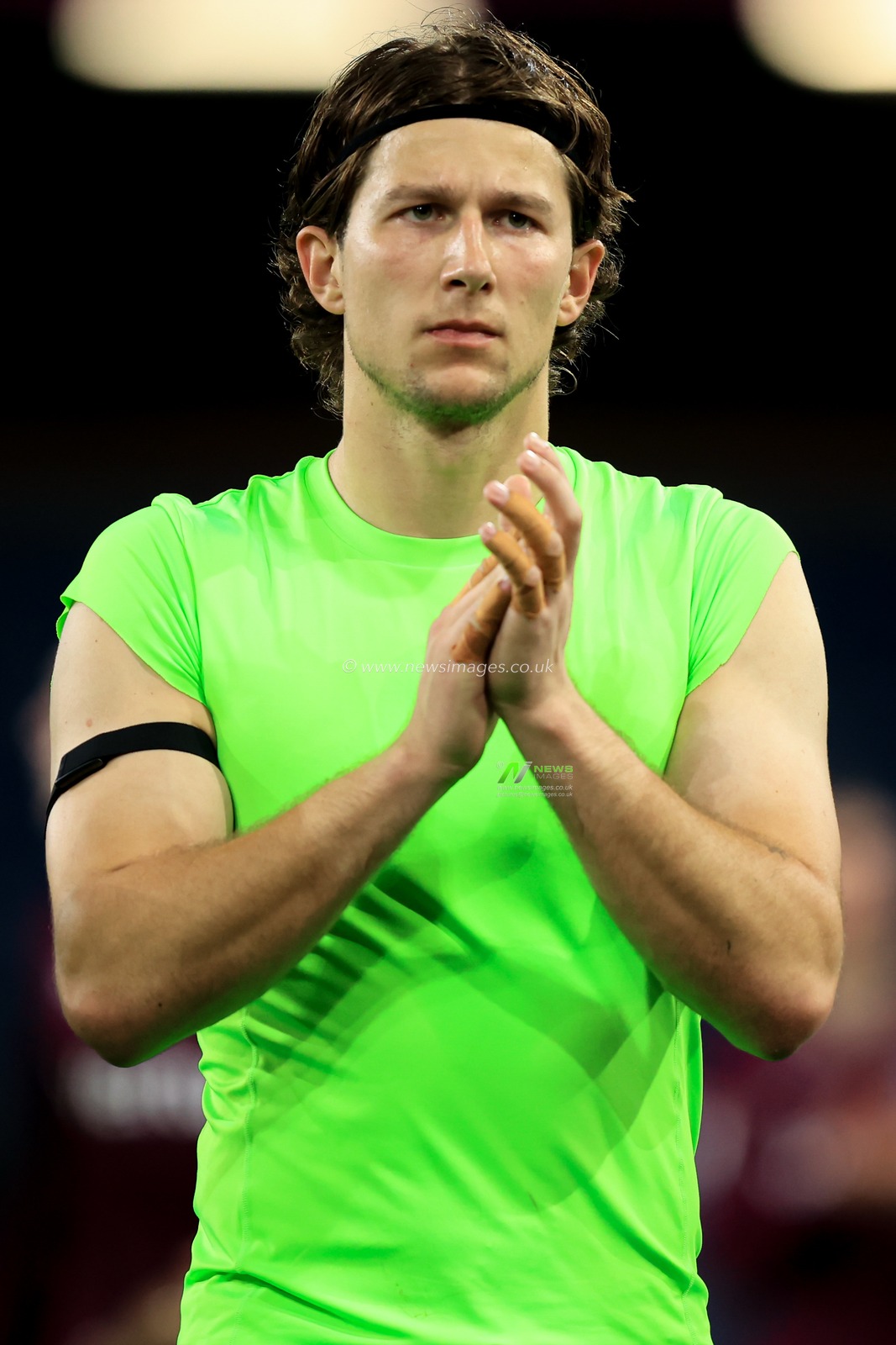 Burnley goalkeeper Max Weiß claps fans after 1-1 draw during the Sky Bet Championship match Burnley vs Middlesbrough at Turf Moor, Burnley, United Kingdom on 02 September 2026

(Photo by Jorge Horsted/News Images)