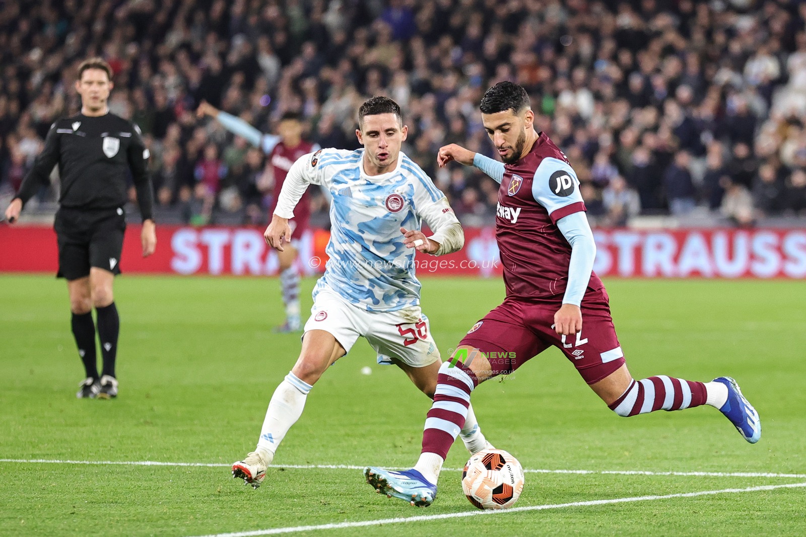 SaÃ¯d Benrahma #22 of West Ham United crosses the ball into the box during the UEFA Europa League match West Ham United vs Olympiakos FC at London Stadium, London, United Kingdom, 9th November 2023

(Photo by Mark Cosgrove/News Images)