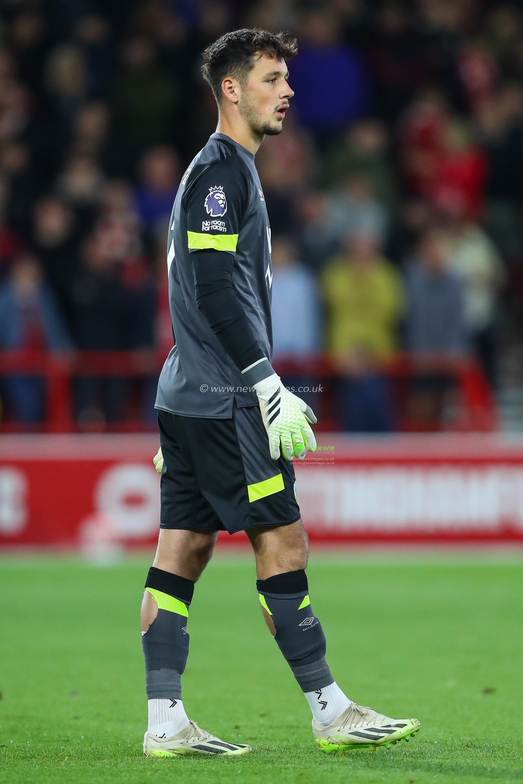 James Trafford #1 of Burnley during the Premier League match Nottingham Forest vs Burnley at City Ground, Nottingham, United Kingdom, 18th September 2023

(Photo by Gareth Evans/News Images)