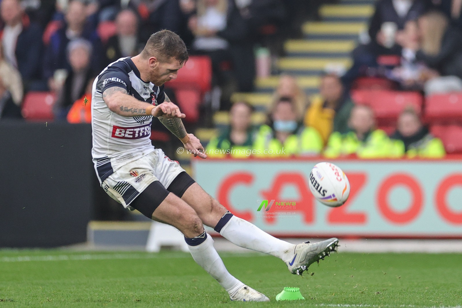 Marc Sneyd of England converts for a goal during the Rugby League World Cup 2021 match England vs Greece at Bramall Lane, Sheffield, United Kingdom, 29th October 2022

(Photo by Mark Cosgrove/News Images)