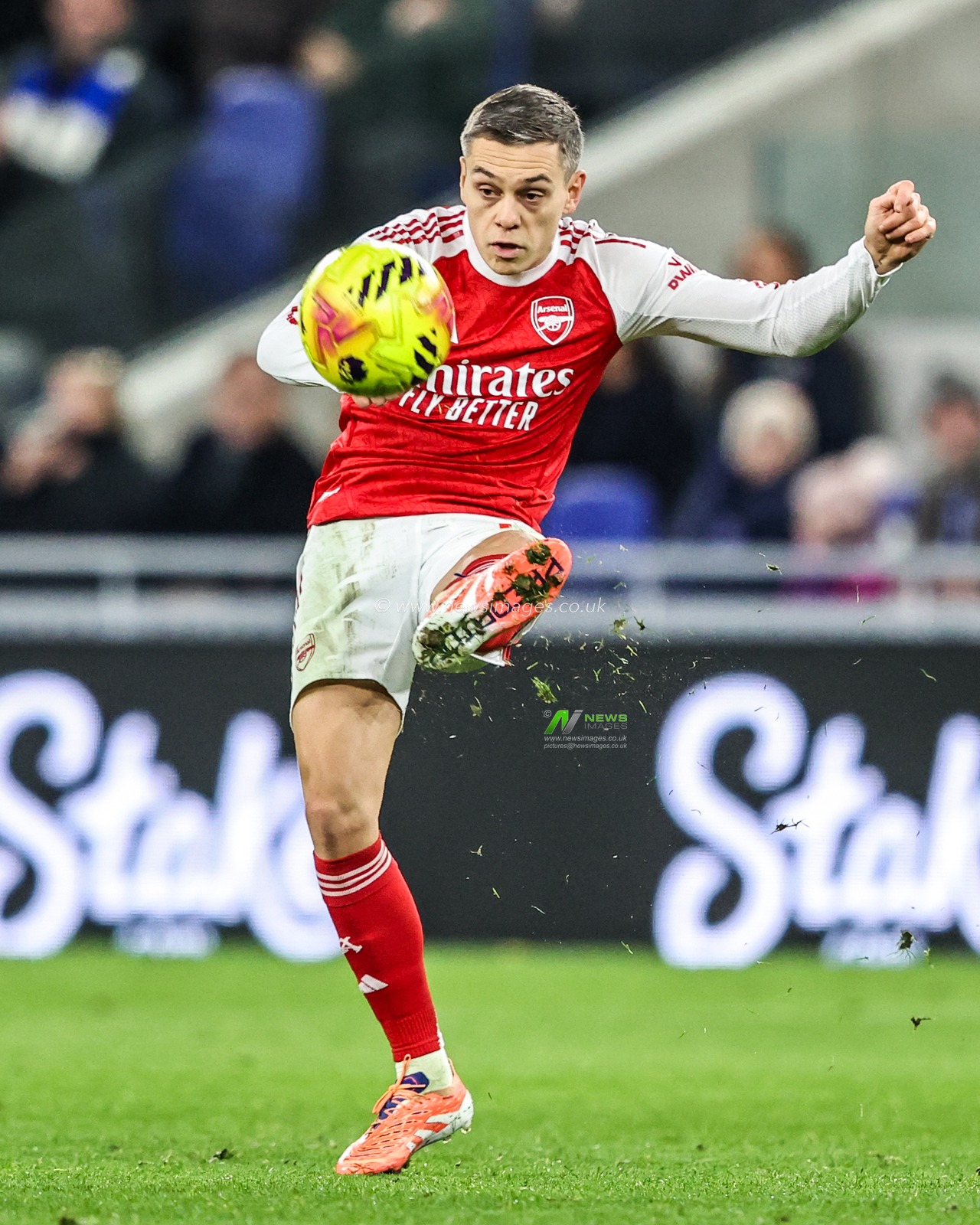 Leandro Trossard of Arsenal controls the ball during the Premier League match Everton vs Arsenal at Hill Dickinson Stadium, Liverpool, United Kingdom, 20th December 2025

(Photo by Alfie Cosgrove/News Images)

*** GER AUT SUI OUT ***