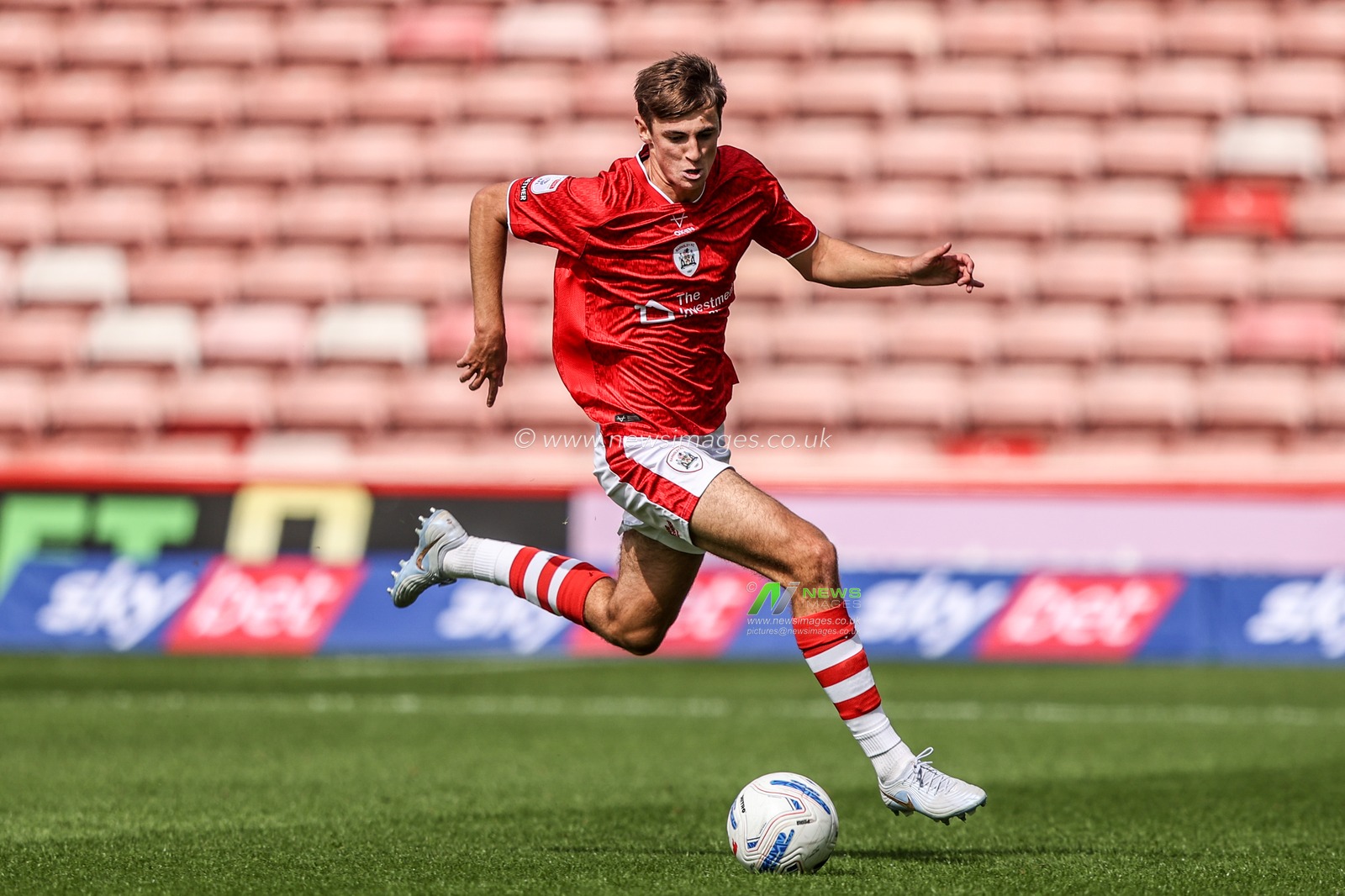 Arley Kay of Barnsley breaks with the ball during the Sky Bet League One match Barnsley vs Bromley at Oakwell, Barnsley, United Kingdom on 15 August 2026

(Photo by Alfie Cosgrove/News Images)