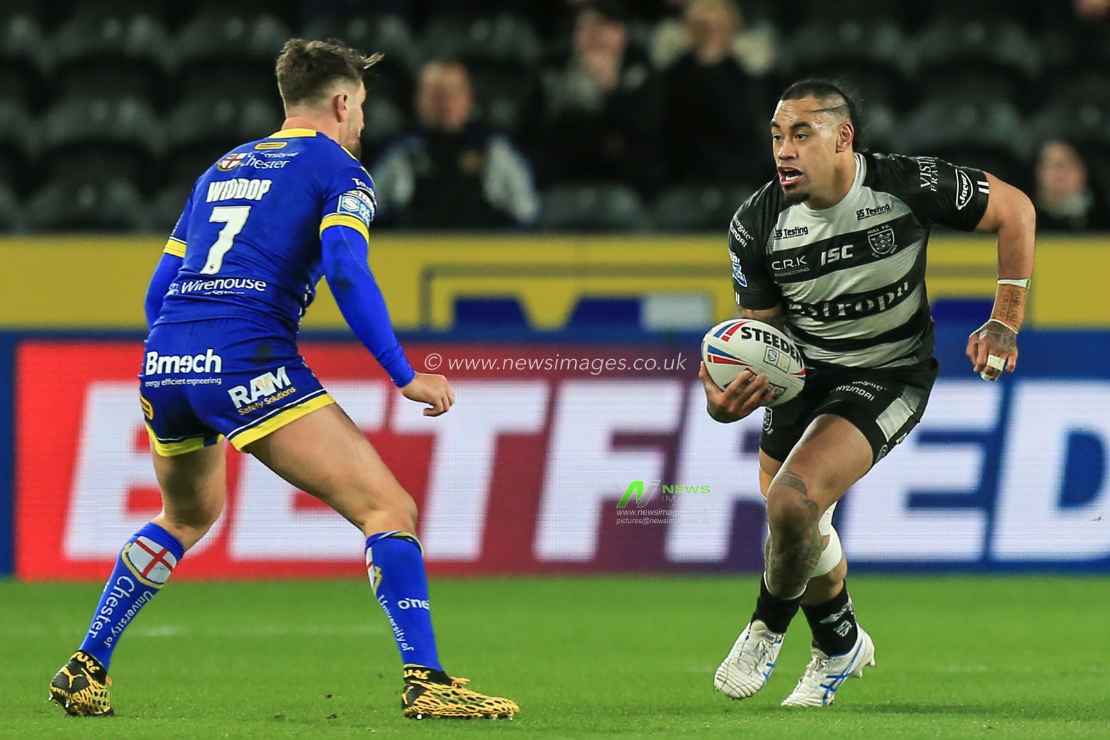 12th March 2020, KCOM Stadium, Hull, England; Betfred Super League, Hull FC v Warrington Wolves : Mahe Fonua (24) of Hull FC runs at Gareth Widdop (7) of Warrington Wolves