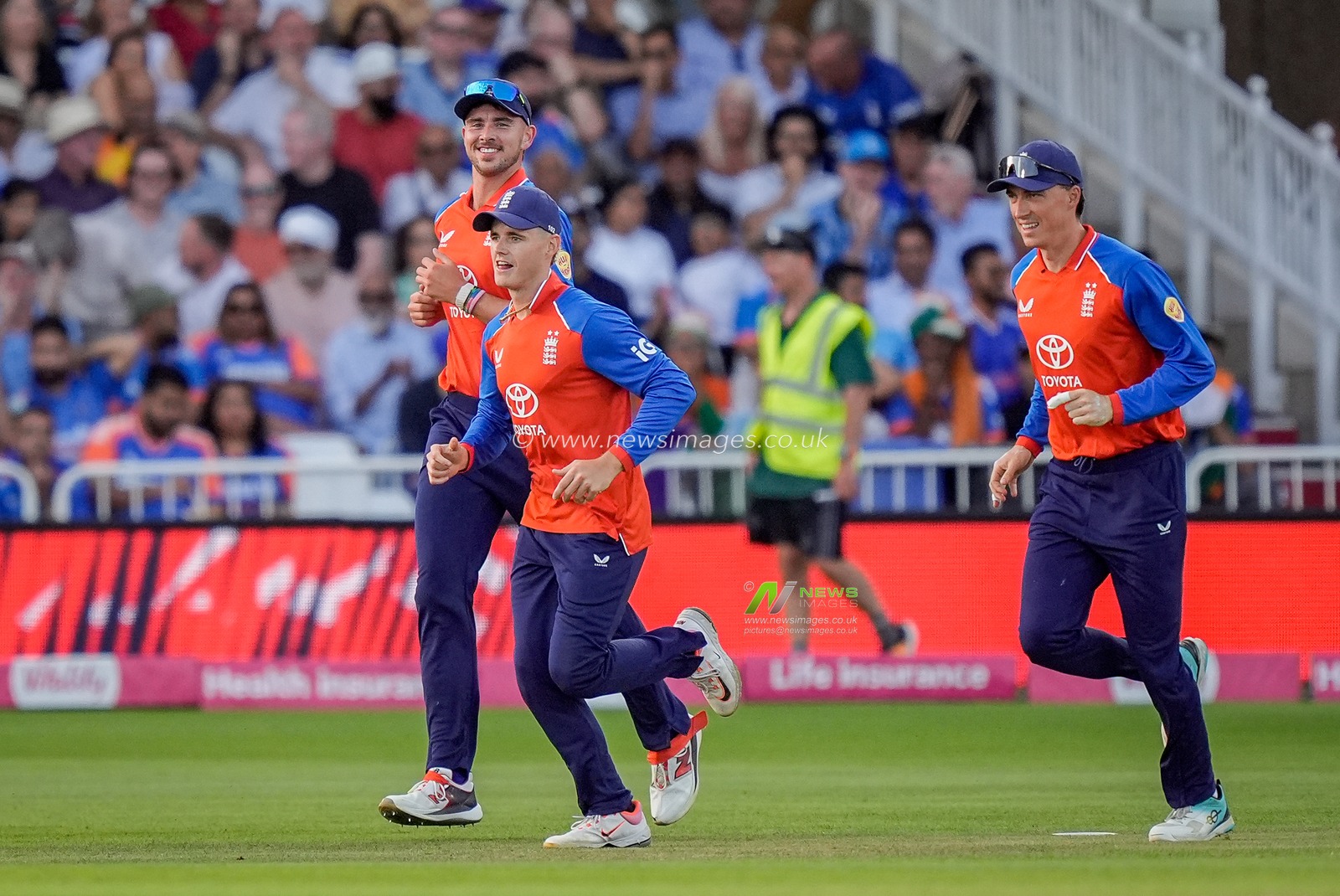 Jacob Bethell of England ,Tom Banton of England and Josh Tongue of England celebrate the wicket of India captain Shreyas Iyer during the Third Vitality T20 International match England vs India at Trent Bridge, Nottingham, United Kingdom on 07 July 2026

(Photo by Maynard Manyowa/News Images)