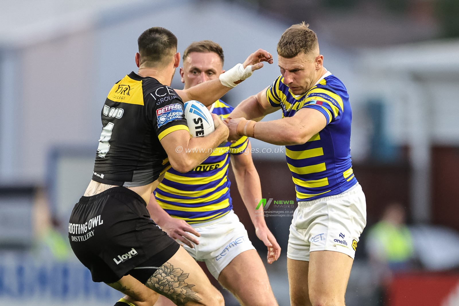 Sam Wood of York Knights is tackled by George Williams of Warrington Wolves during the Betfred Super League round 23 match Warrington Wolves vs York Knights at The Halliwell Jones Stadium, Warrington, United Kingdom on 13 August 2026

(Photo by Mark Cosgrove/News Images)