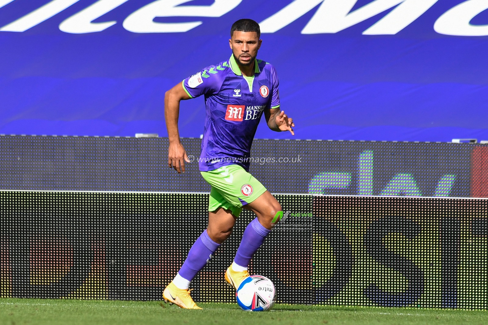 Nahki Wells (21) of Bristol City runs down the wing with the ball
