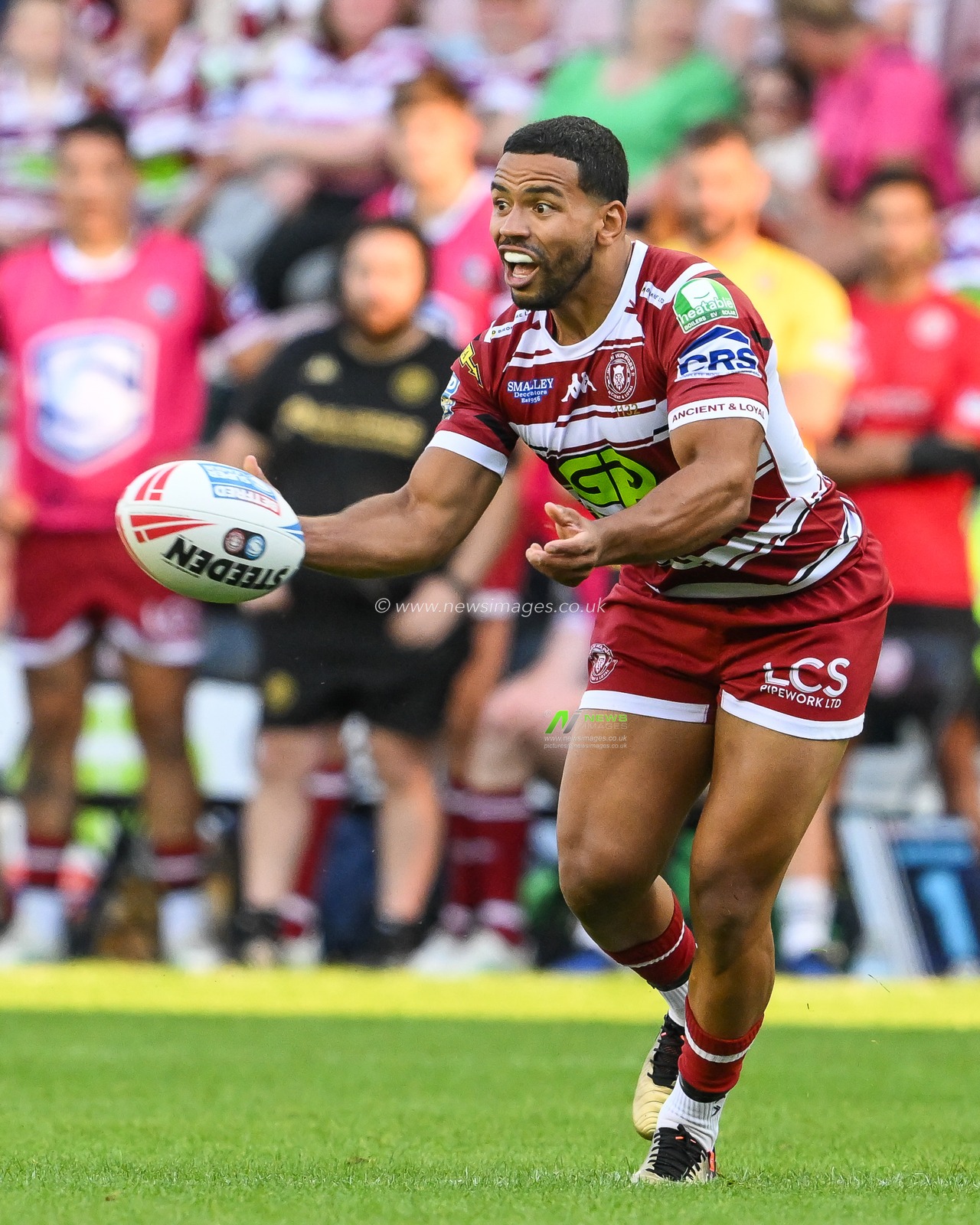 Kruise Leeming of Wigan Warriors passes the ball during the Betfred Super League Round 20 match Wigan Warriors vs Huddersfield Giants at DW Stadium, Wigan, United Kingdom, 1st August 2024

(Photo by Craig Thomas/News Images)